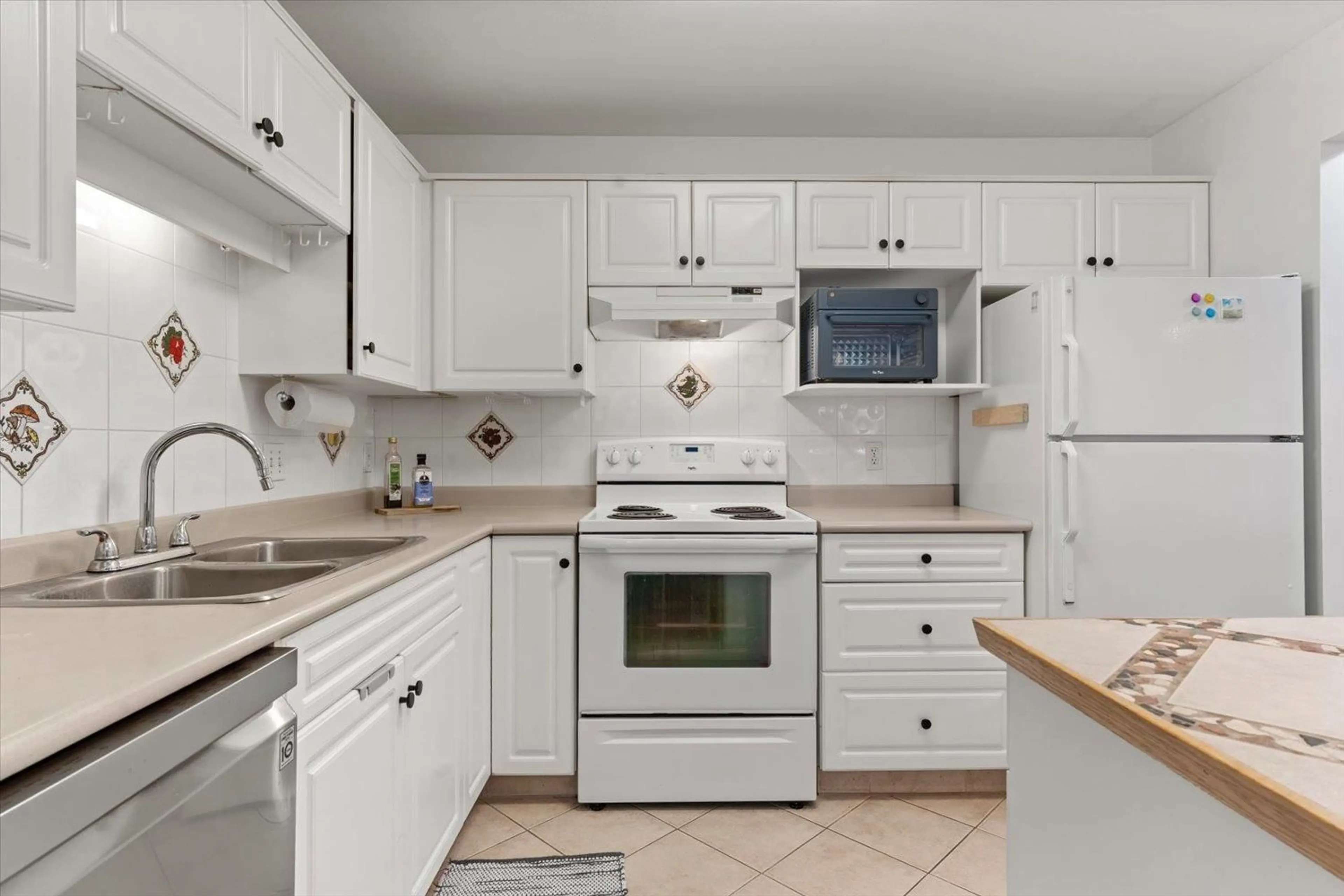 Standard kitchen, ceramic/tile floor for 305 - 9165 BROADWAY STREET, Chilliwack British Columbia V2P7Z8