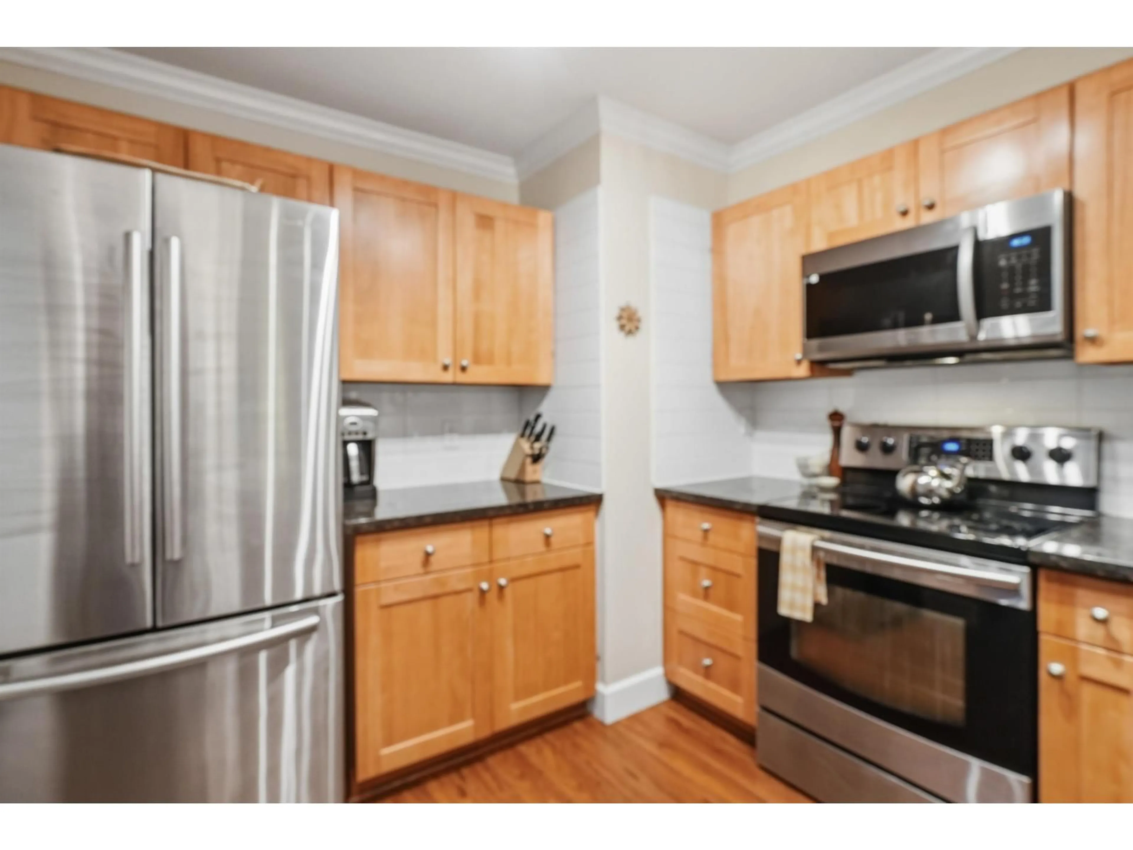 Standard kitchen, wood/laminate floor for 109 - 15270 17 AVENUE, Surrey British Columbia V4A1T9