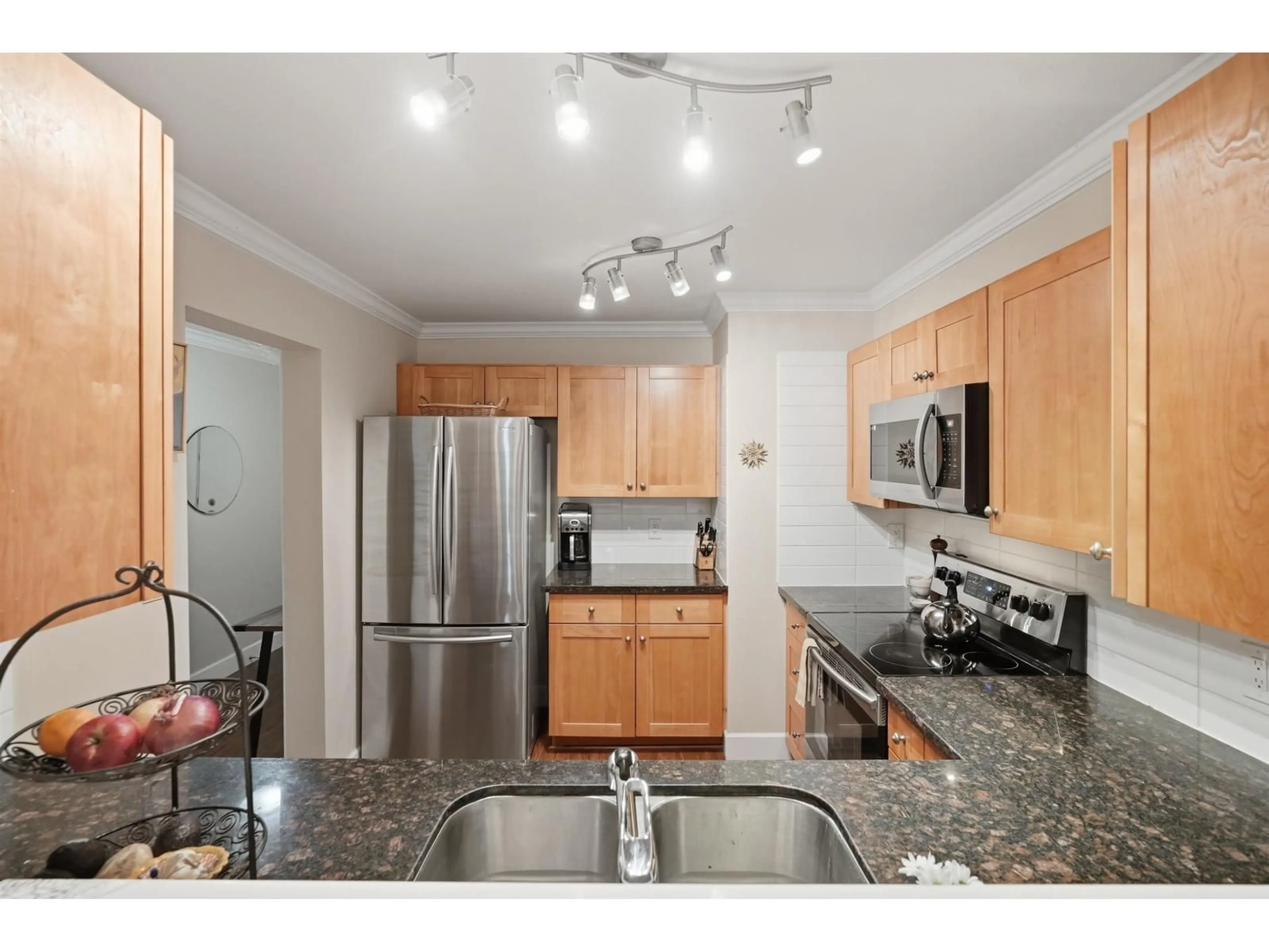 Standard kitchen, unknown for 109 - 15270 17 AVENUE, Surrey British Columbia V4A1T9