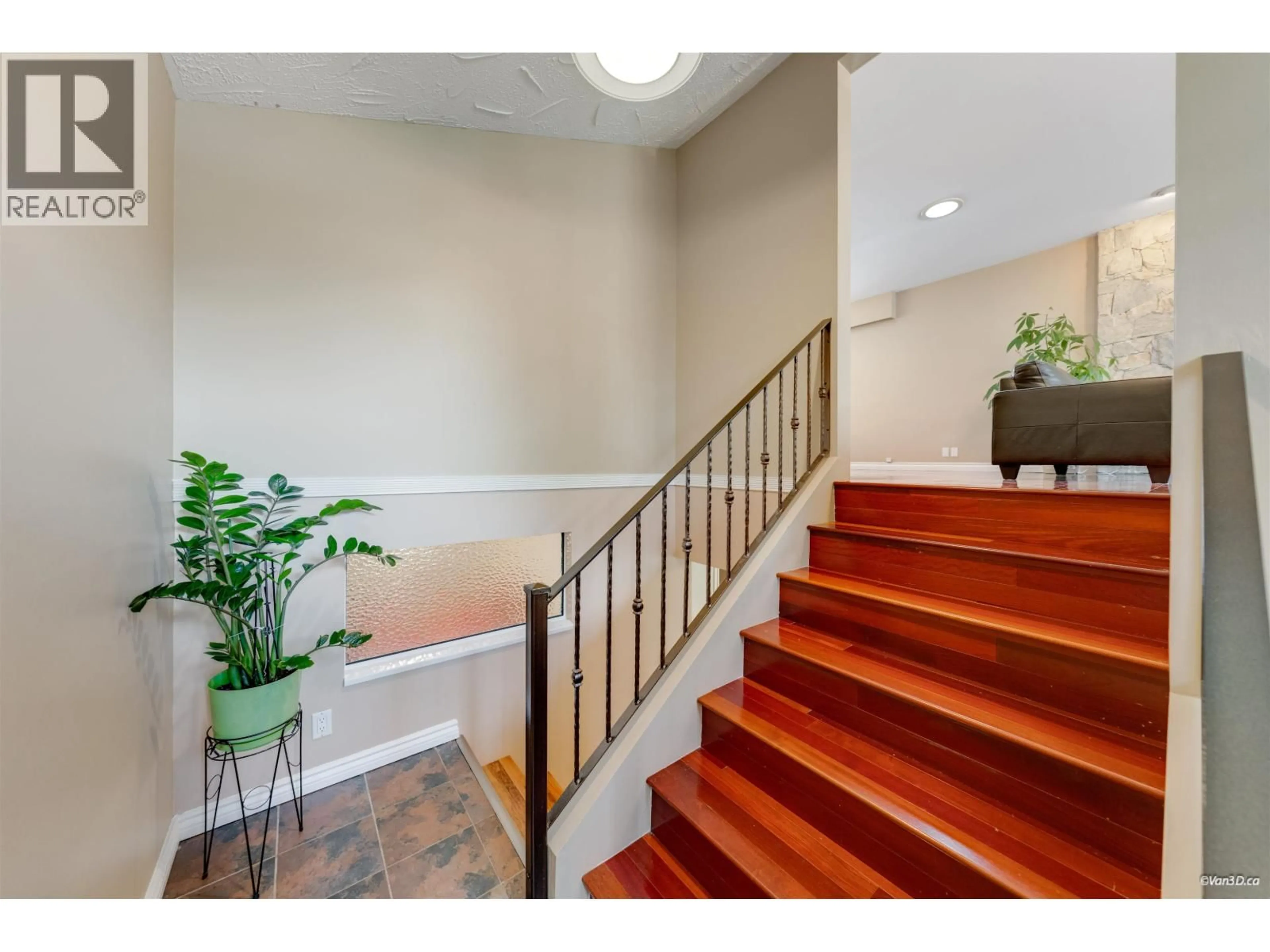 Indoor foyer for 4230 UNION STREET, Burnaby British Columbia V5C2X4