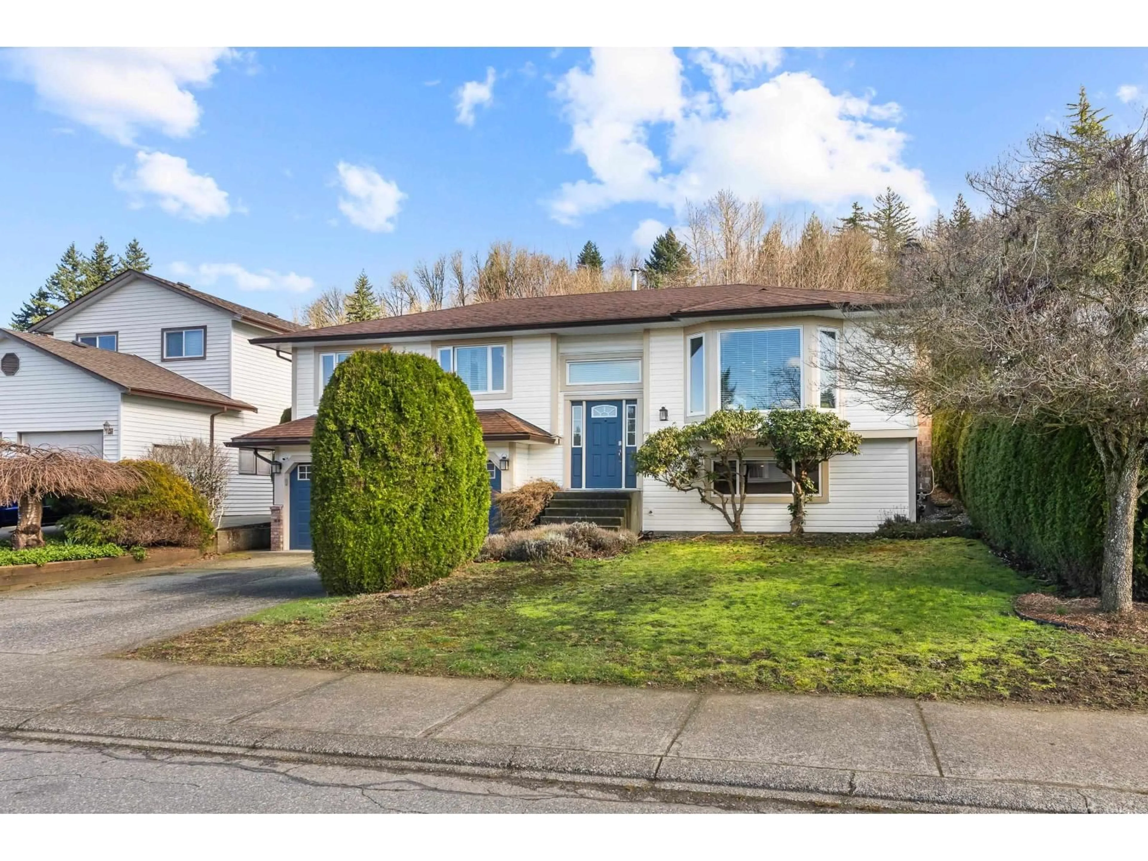Home with vinyl exterior material, street for 2914 GLENSHIEL DRIVE, Abbotsford British Columbia V3G1G8