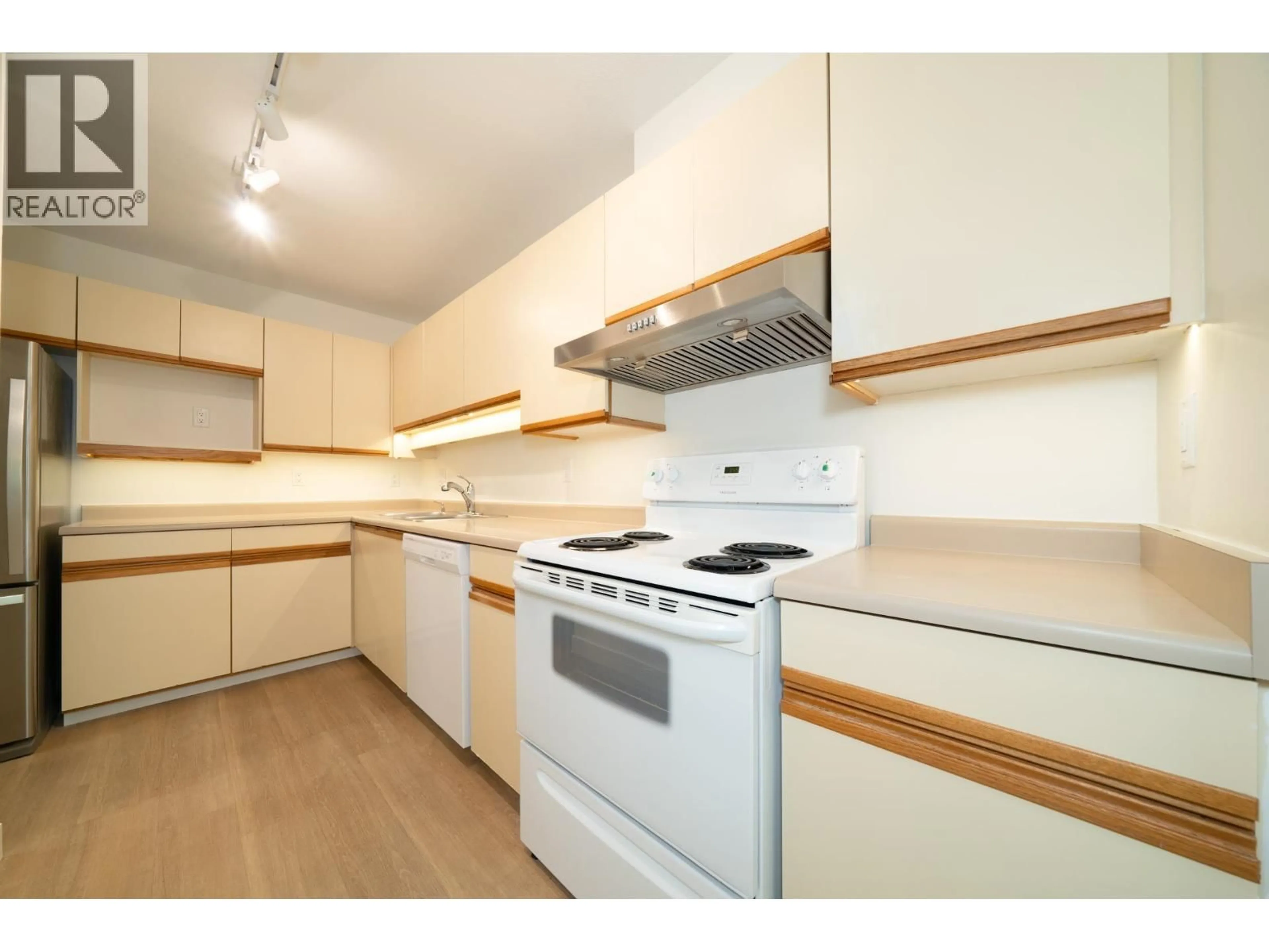Standard kitchen, wood/laminate floor for 305 - 5790 PATTERSON AVENUE, Burnaby British Columbia V5H4H6
