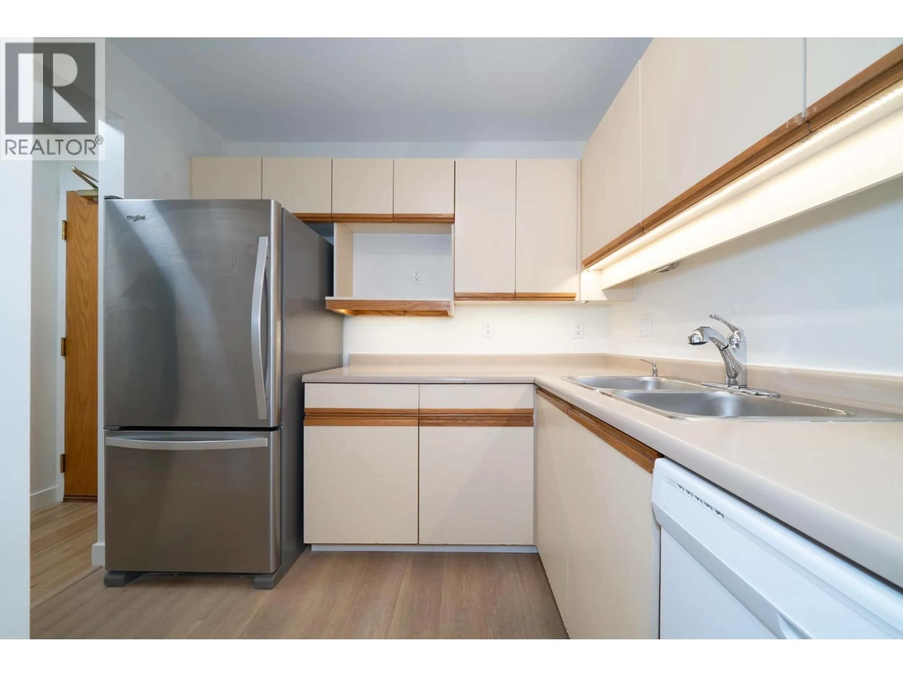 Standard kitchen, wood/laminate floor for 305 - 5790 PATTERSON AVENUE, Burnaby British Columbia V5H4H6