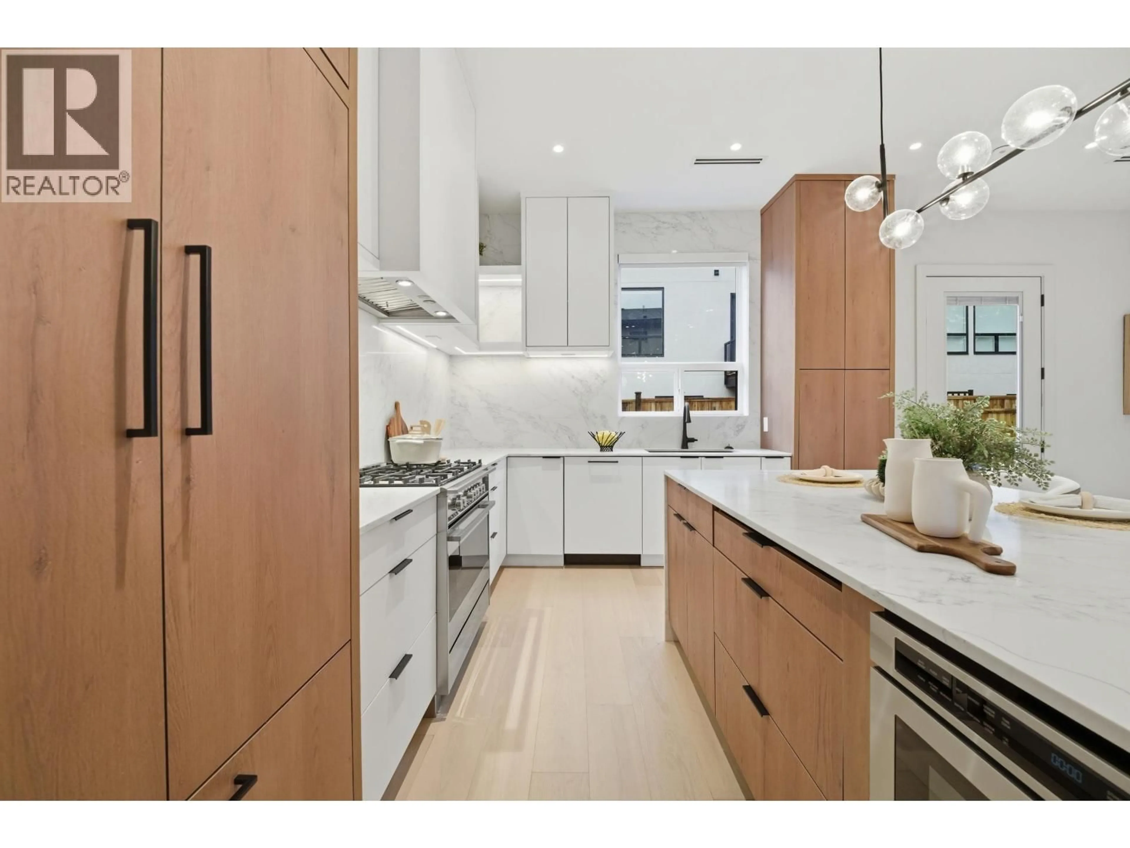 Contemporary kitchen, unknown for 4 - 6070 ELGIN AVENUE, Burnaby British Columbia V5H3S4