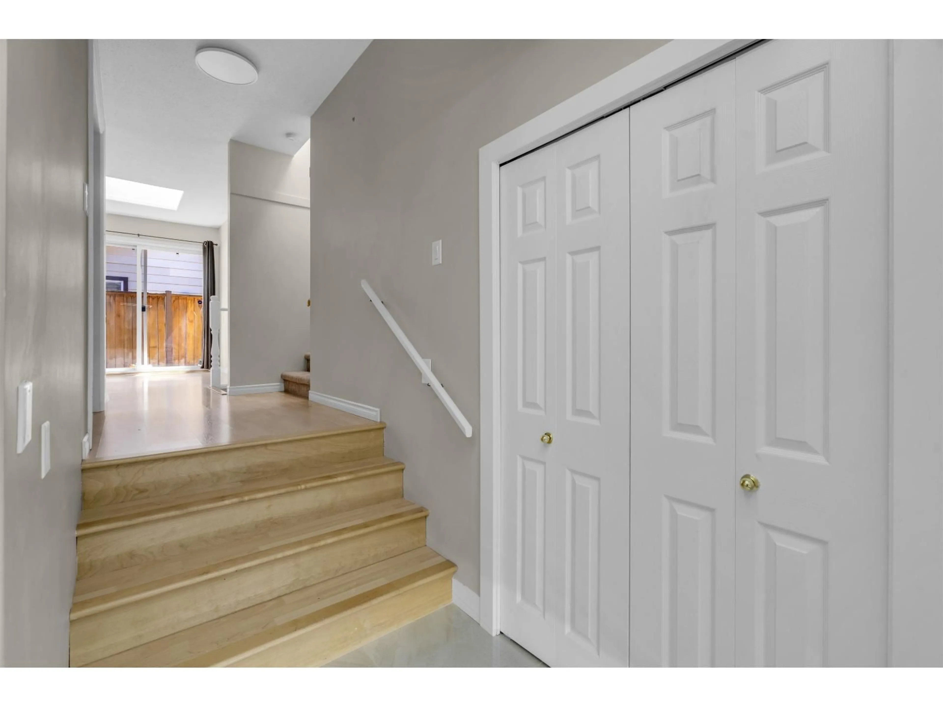 Indoor entryway for 7335 141A STREET, Surrey British Columbia V3W7L2