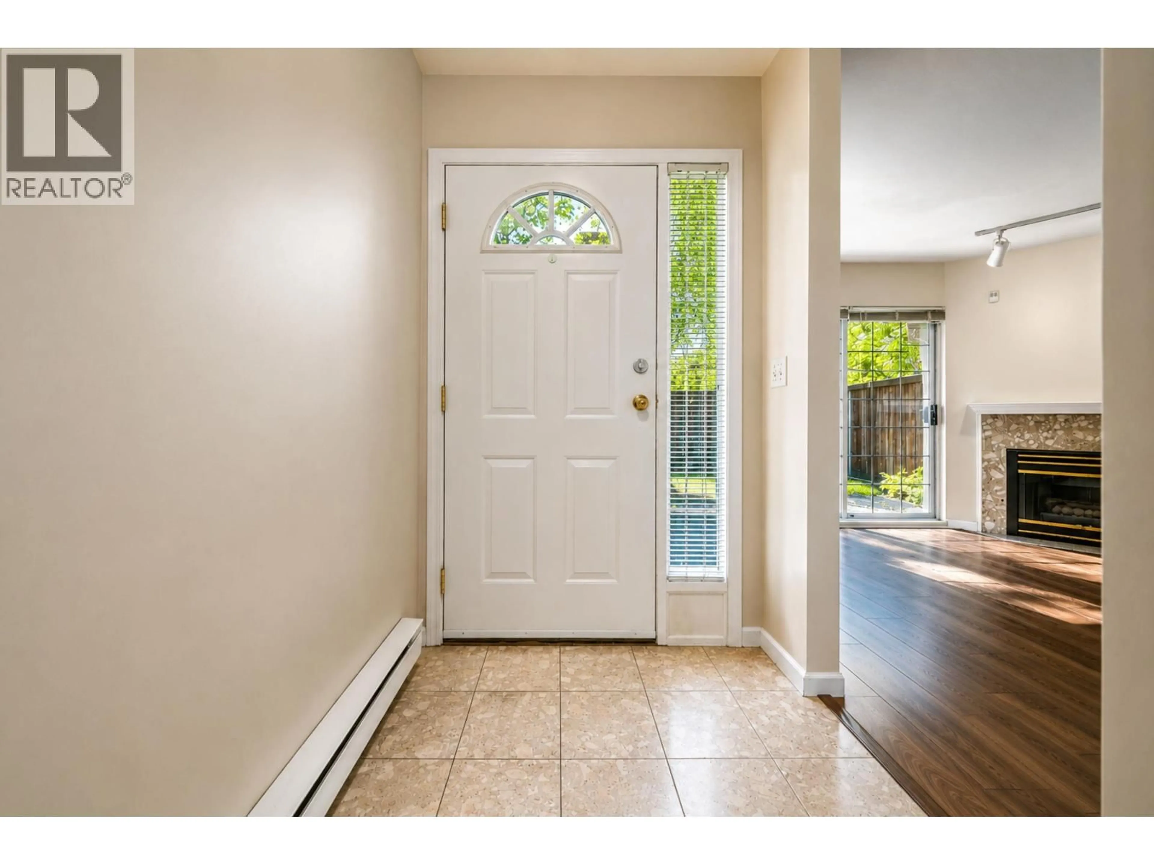 Indoor entryway for 26 - 7175 17TH AVENUE, Burnaby British Columbia V3N1K8