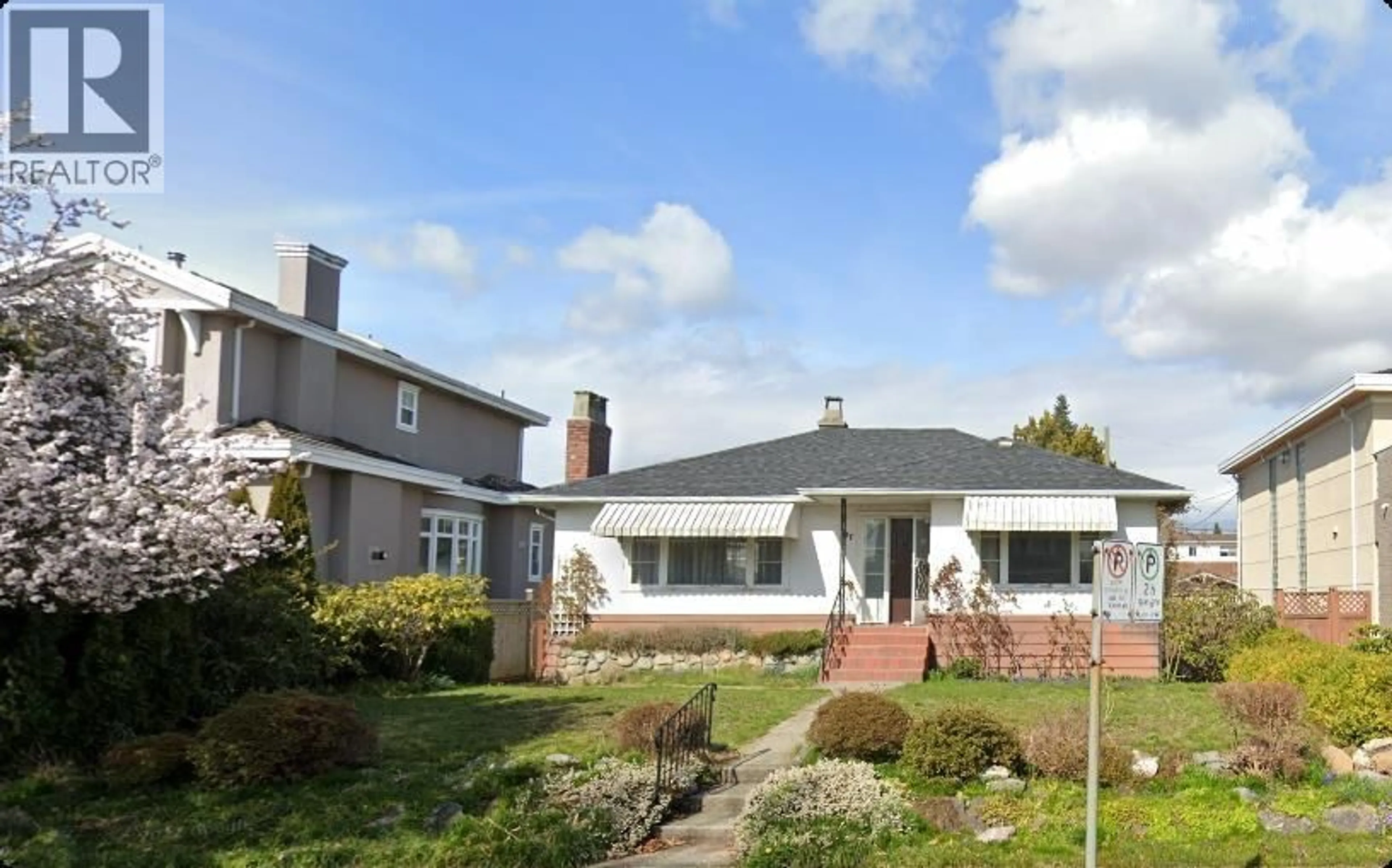 A pic from outside/outdoor area/front of a property/back of a property/a pic from drone, street for 437 40TH AVENUE, Vancouver British Columbia V5Y2R5