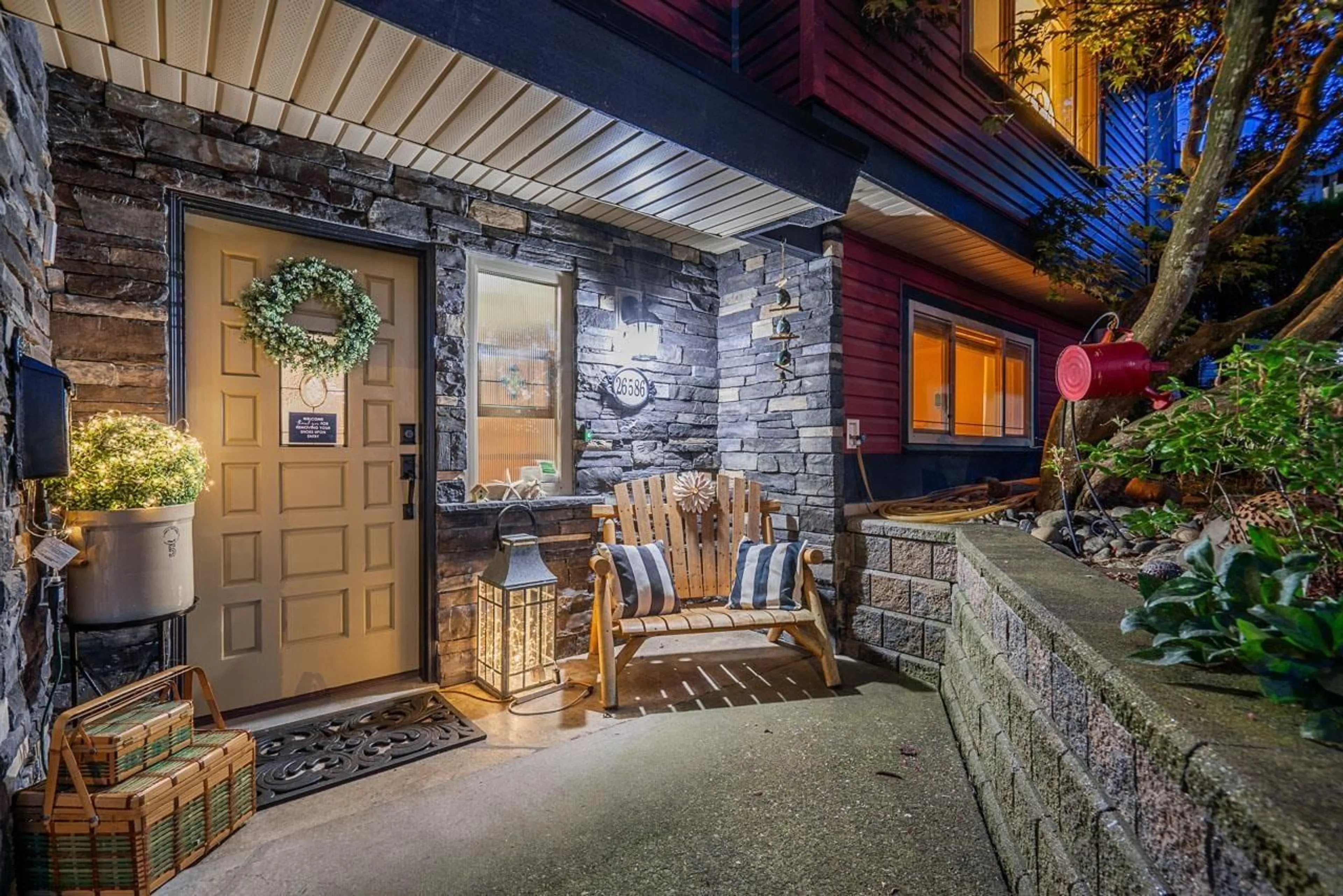 Indoor entryway for 26586 33 AVENUE, Langley British Columbia V4W3G2