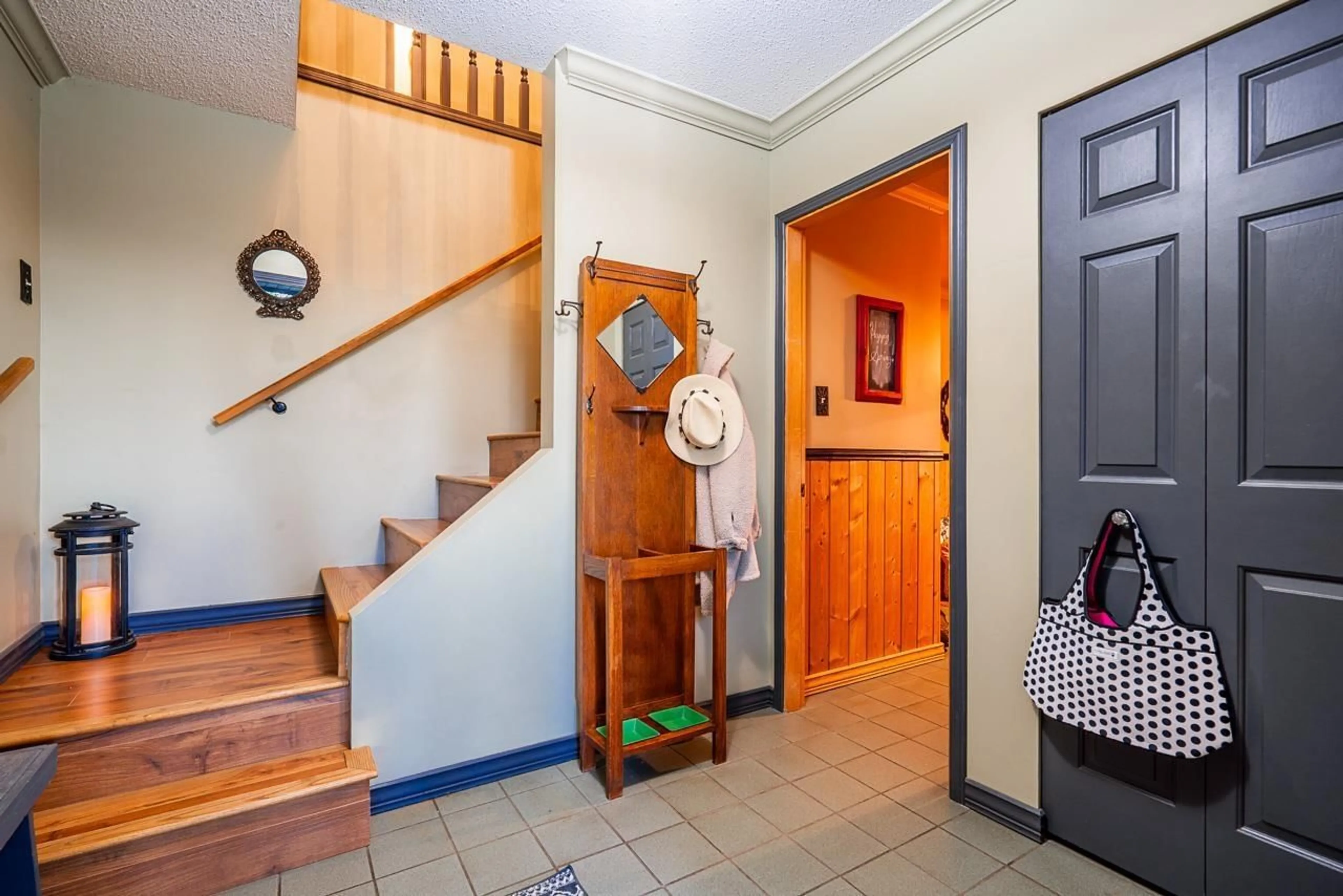 Indoor entryway for 26586 33 AVENUE, Langley British Columbia V4W3G2