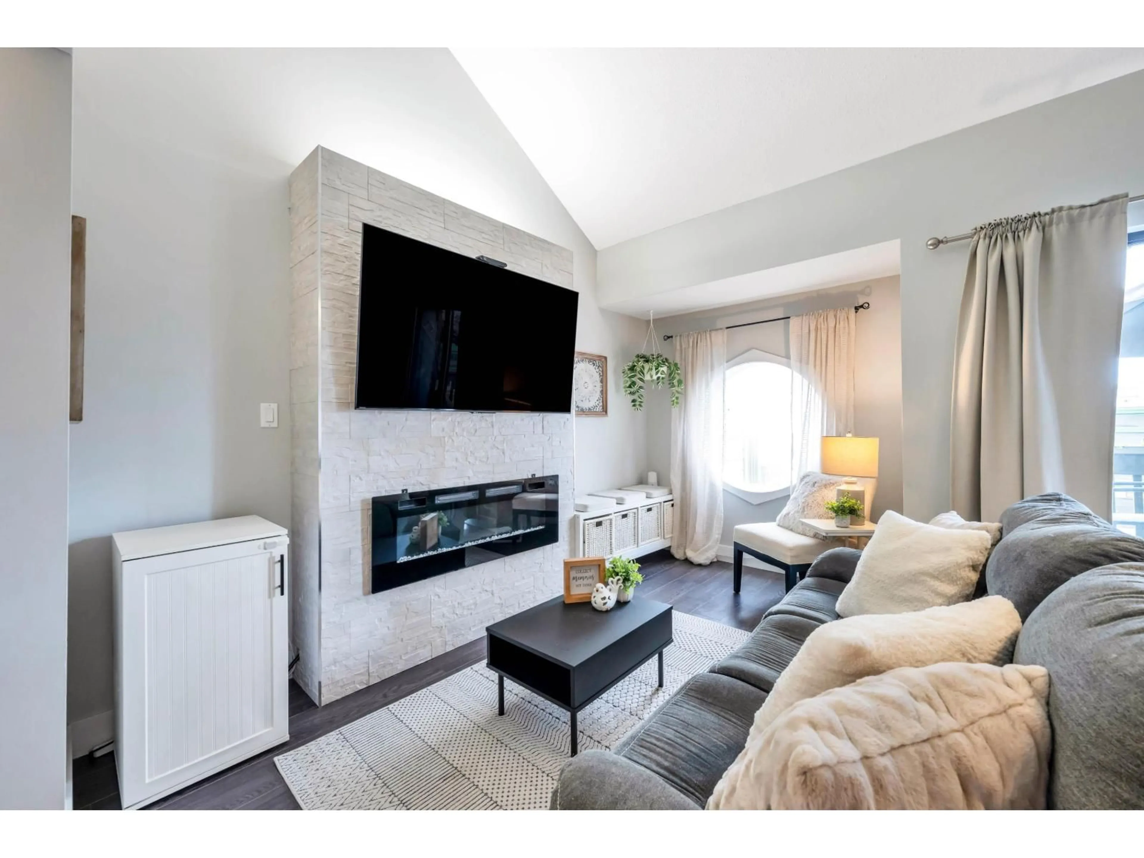 Living room with furniture, unknown for 7 - 20229 FRASER HIGHWAY, Langley British Columbia V3A4E7