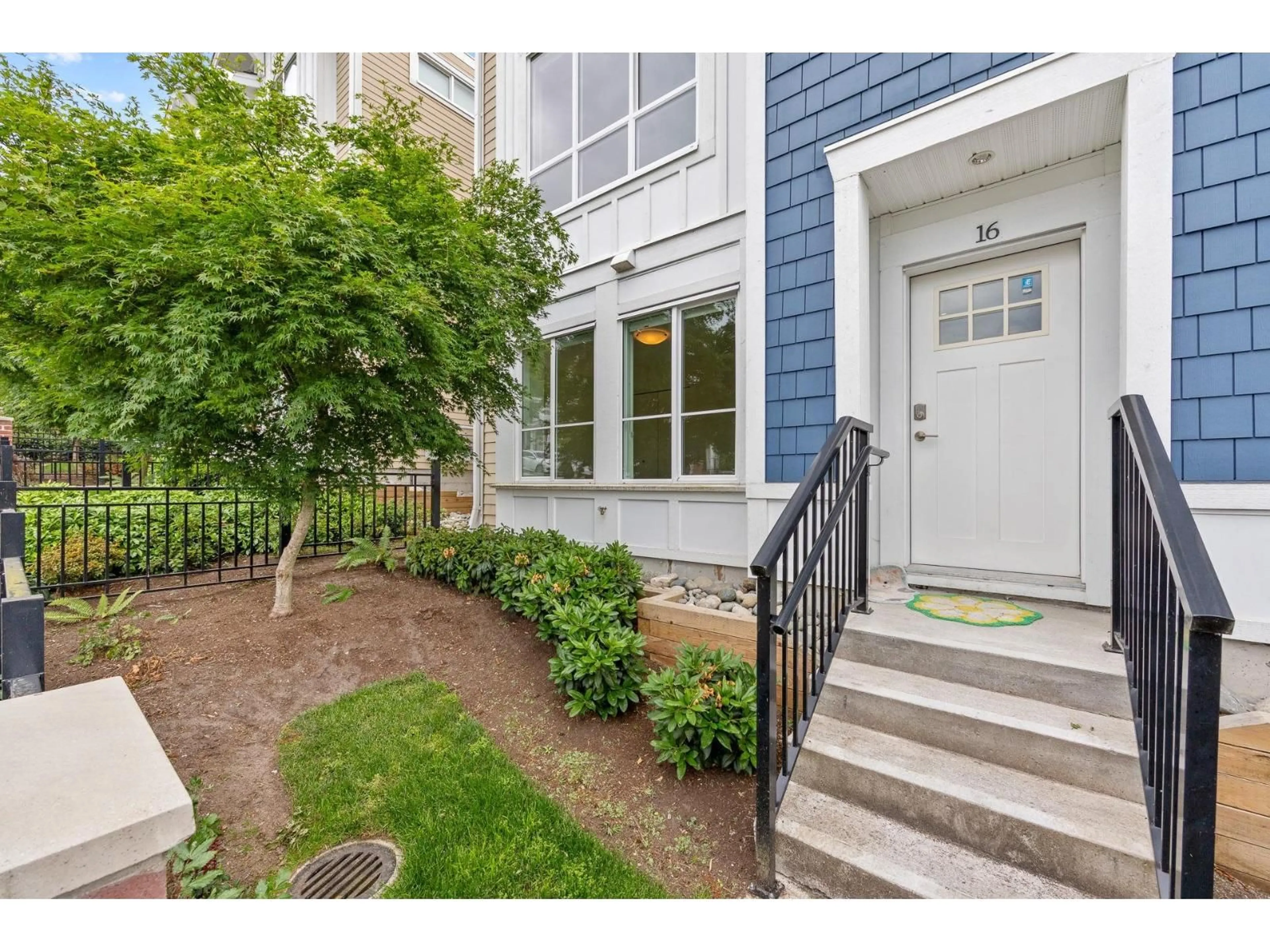 Indoor entryway for 16 - 16560 17A AVENUE, Surrey British Columbia V3Z1J3