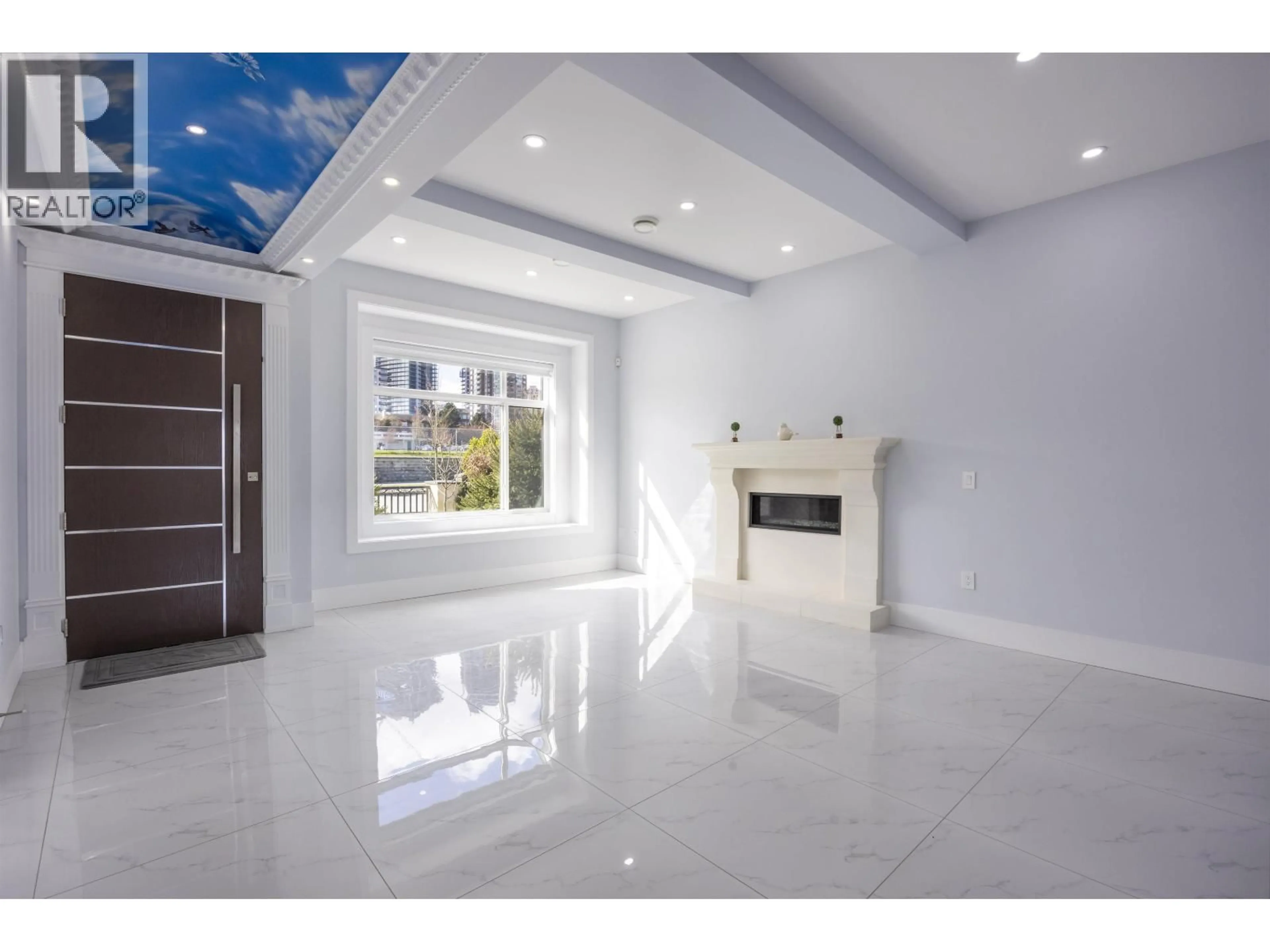 Indoor foyer for 5001 DOVER STREET, Burnaby British Columbia V5H1R4