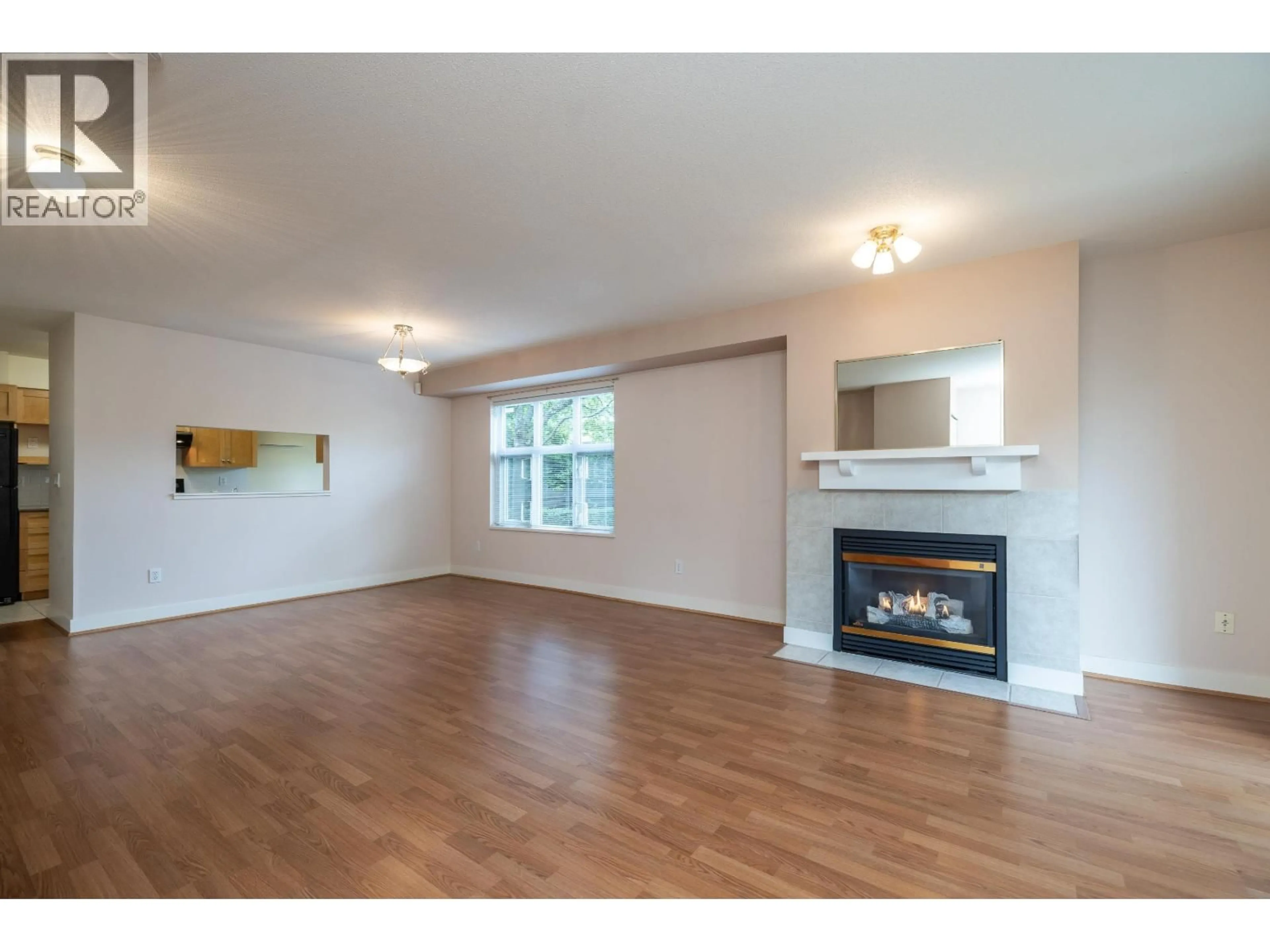 Living room with furniture, wood/laminate floor for 13 - 1203 MADISON AVENUE, Burnaby British Columbia V5C6R9