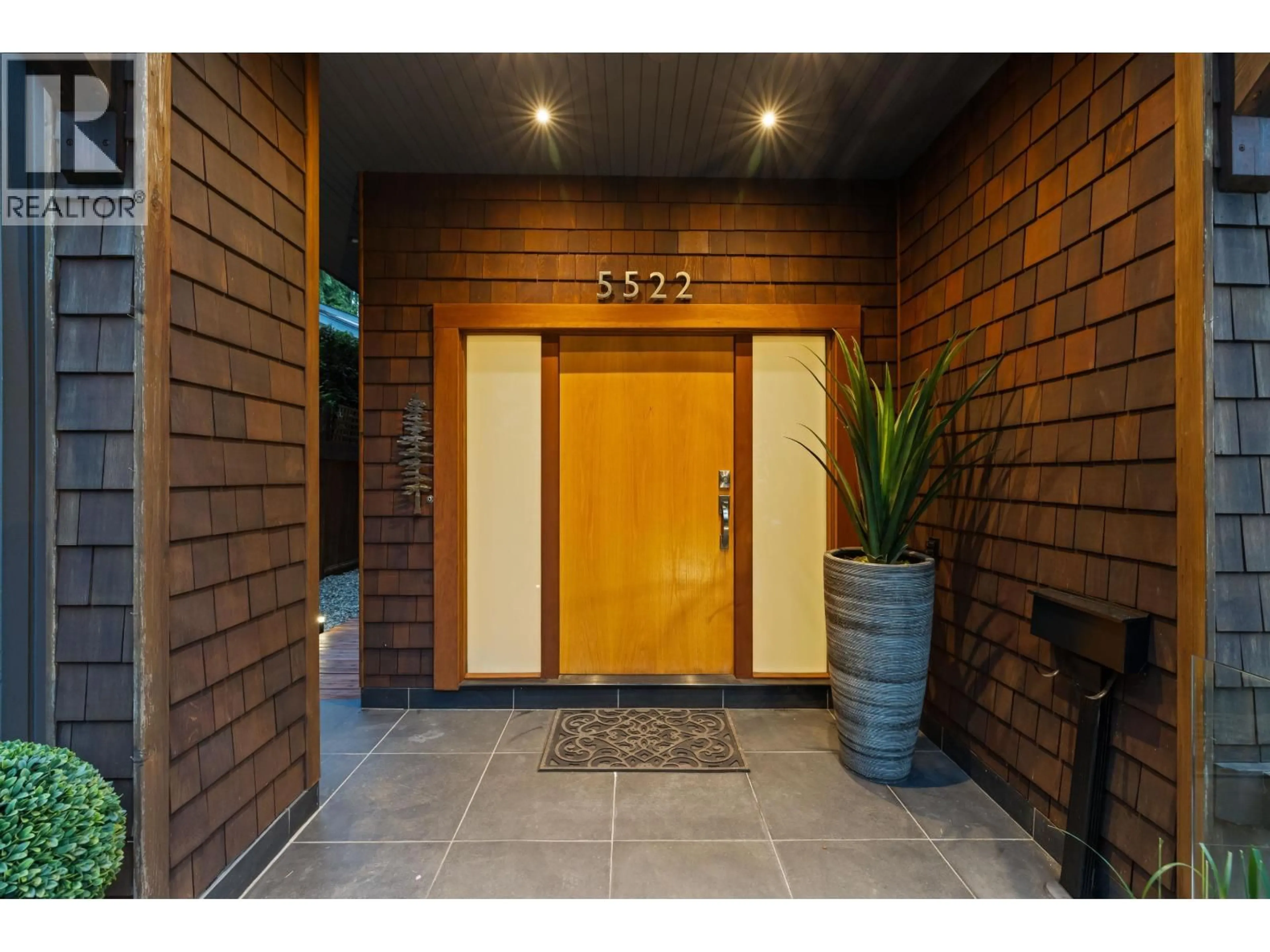 Indoor foyer for 5522 DEERHORN LANE, North Vancouver British Columbia V7R4S6