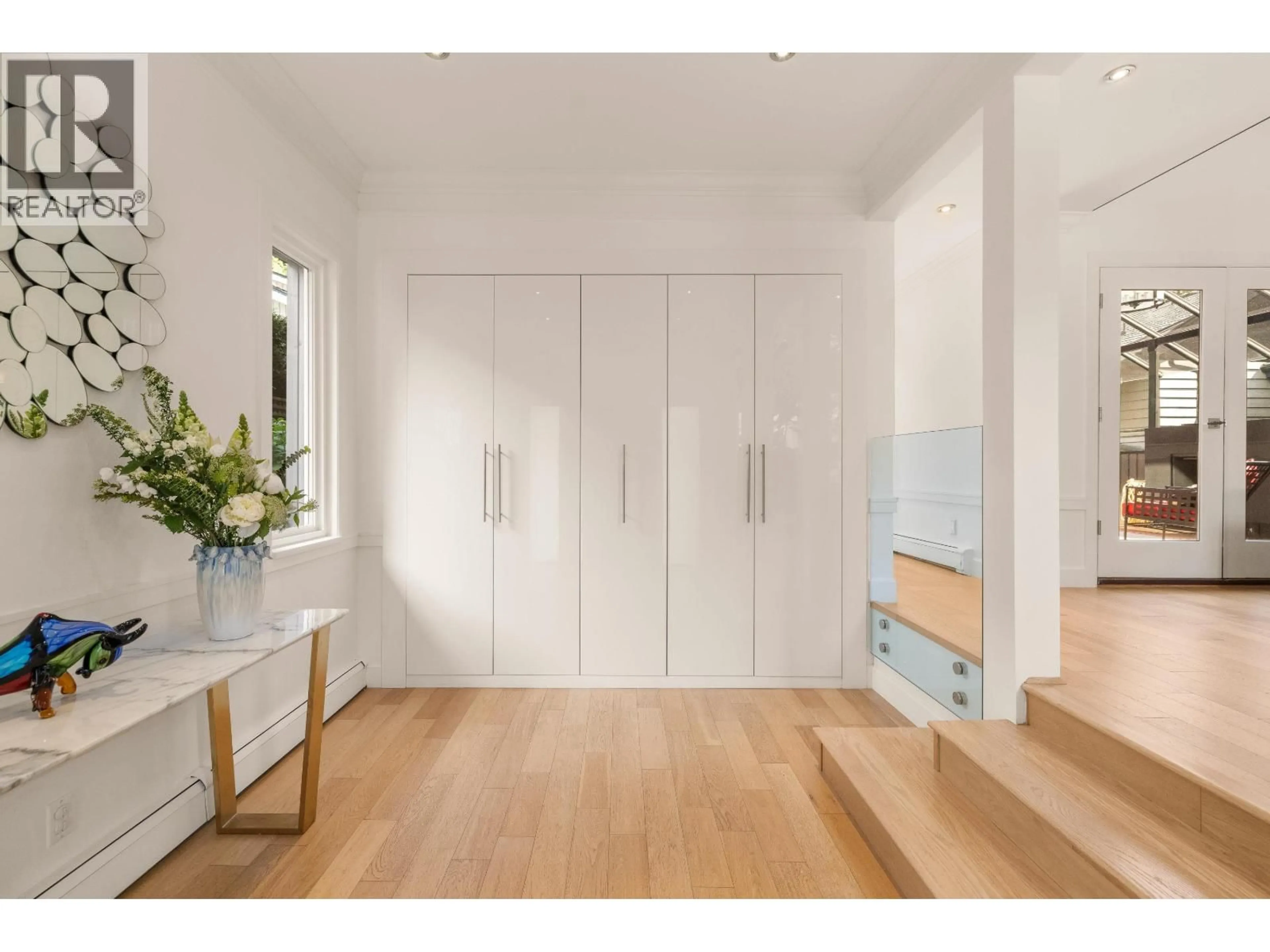 Indoor entryway for 5522 DEERHORN LANE, North Vancouver British Columbia V7R4S6