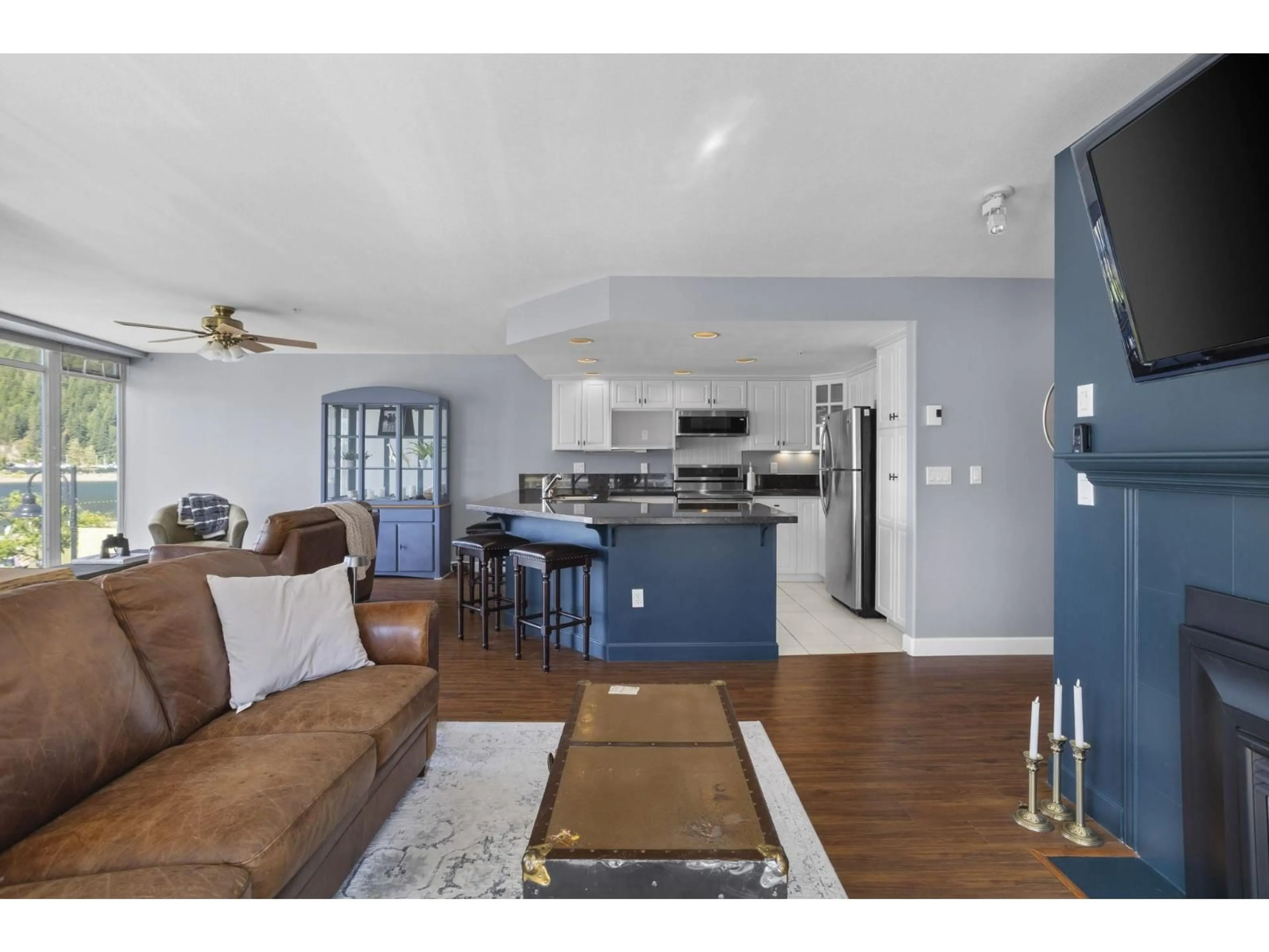 Open concept kitchen, wood/laminate floor for 215 - 328 ESPLANADE AVENUE, Harrison Hot Springs British Columbia V0M1K0