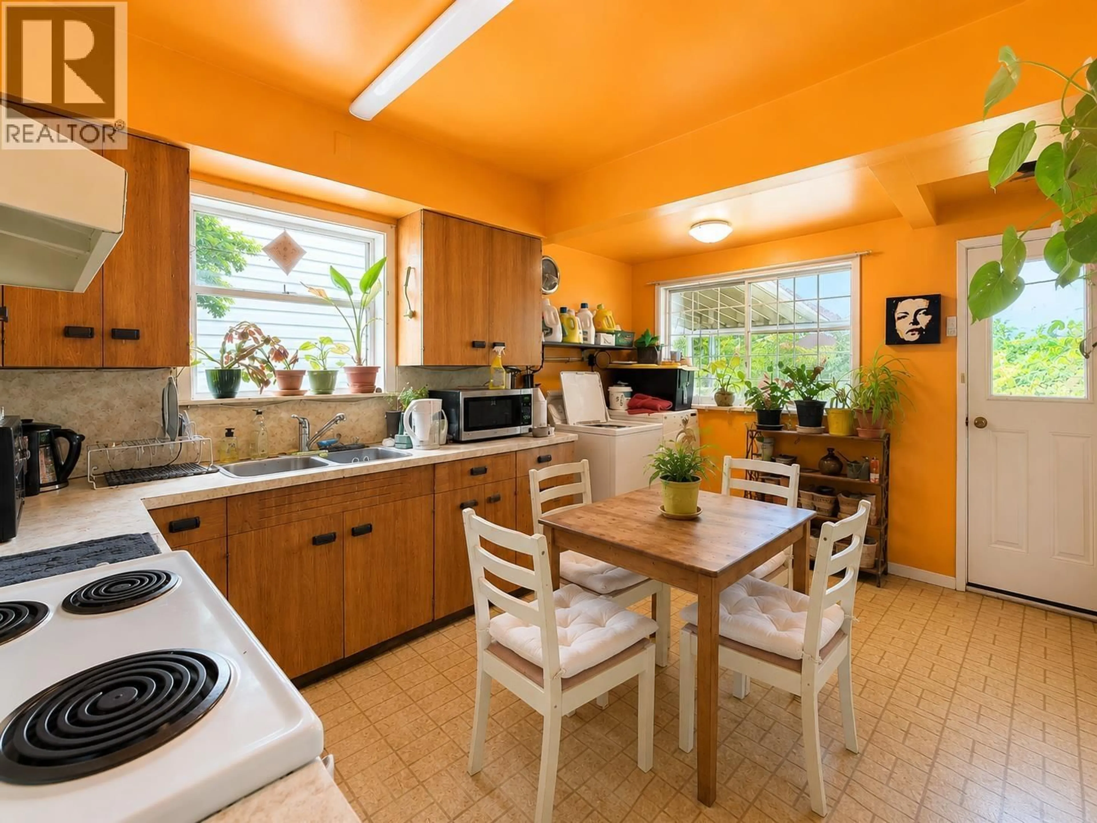 Open concept kitchen, ceramic/tile floor for 2531 GRAVELEY STREET, Vancouver British Columbia V5K3J5