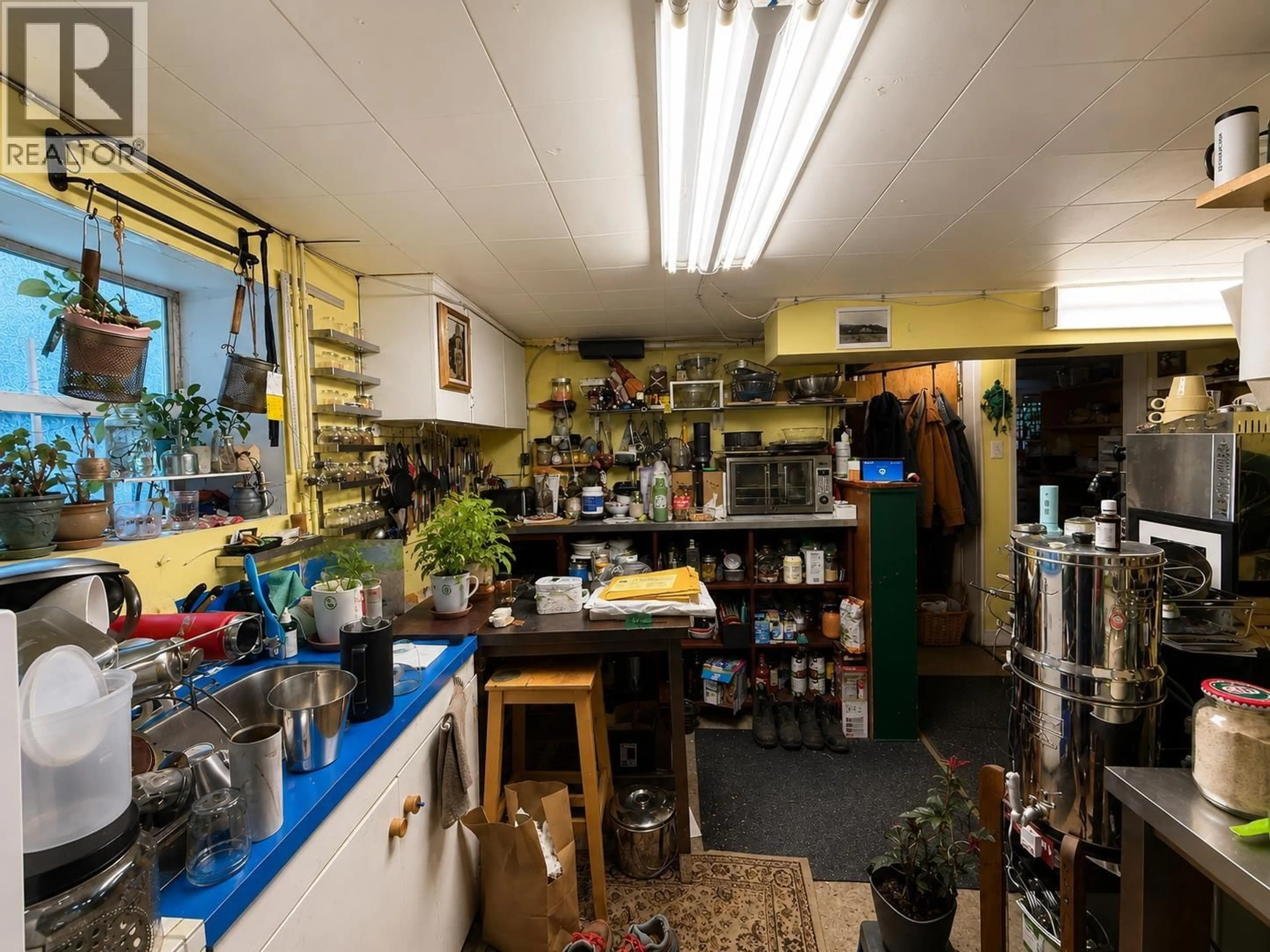 Standard kitchen, unknown for 2531 GRAVELEY STREET, Vancouver British Columbia V5K3J5