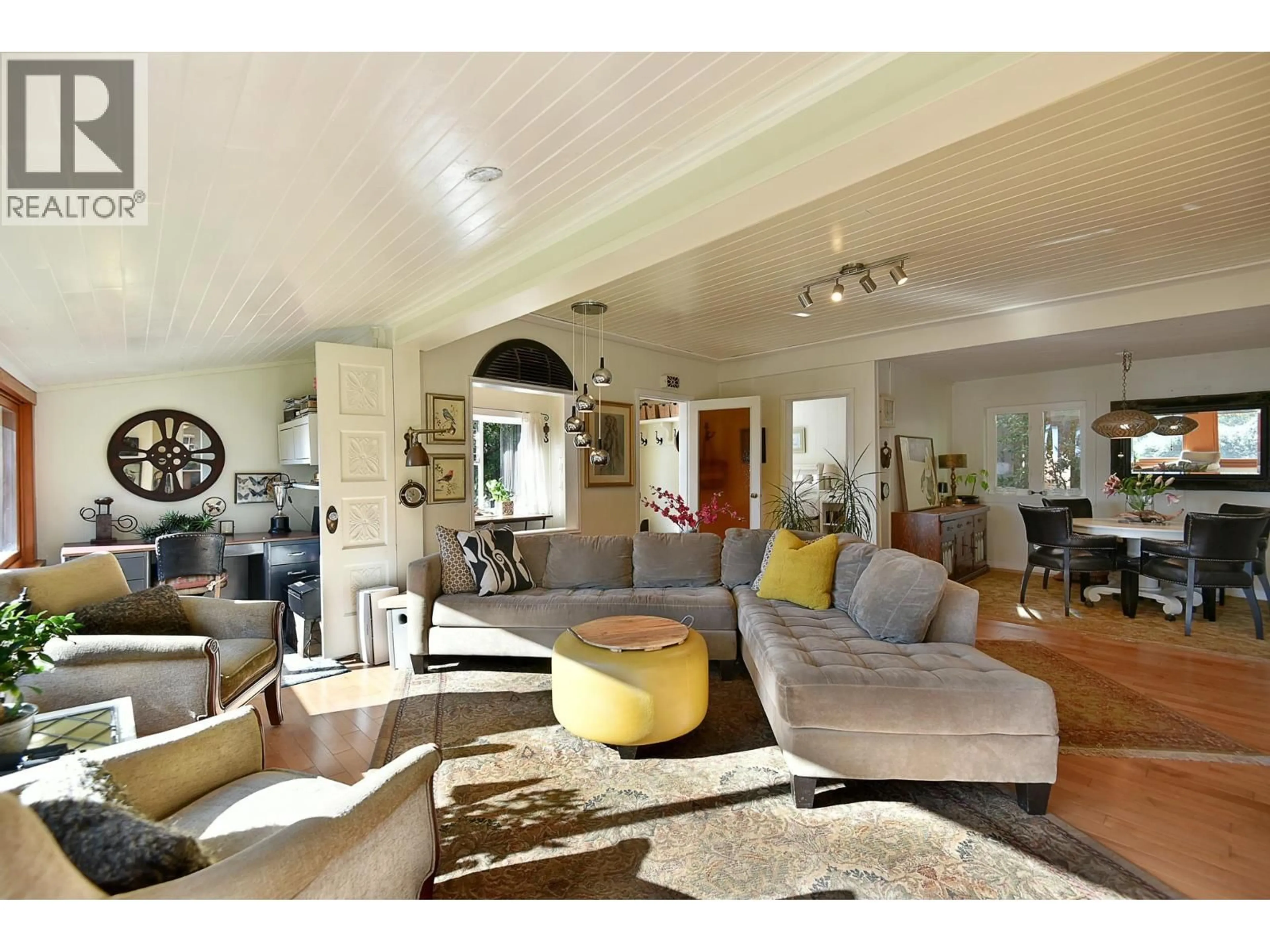 Living room with furniture, unknown for 586 BALS LANE, Gibsons British Columbia V0N1V9