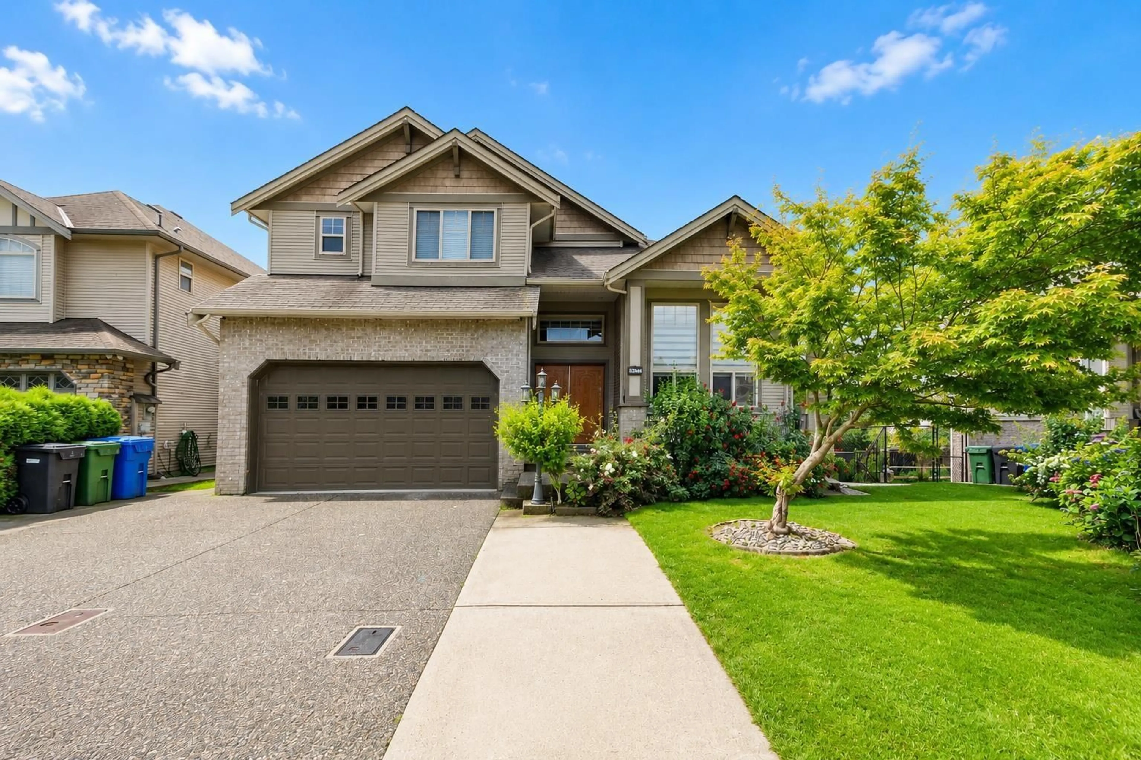 Home with vinyl exterior material, street for 30546 SAPPHIRE PLACE, Abbotsford British Columbia V2T6Y5