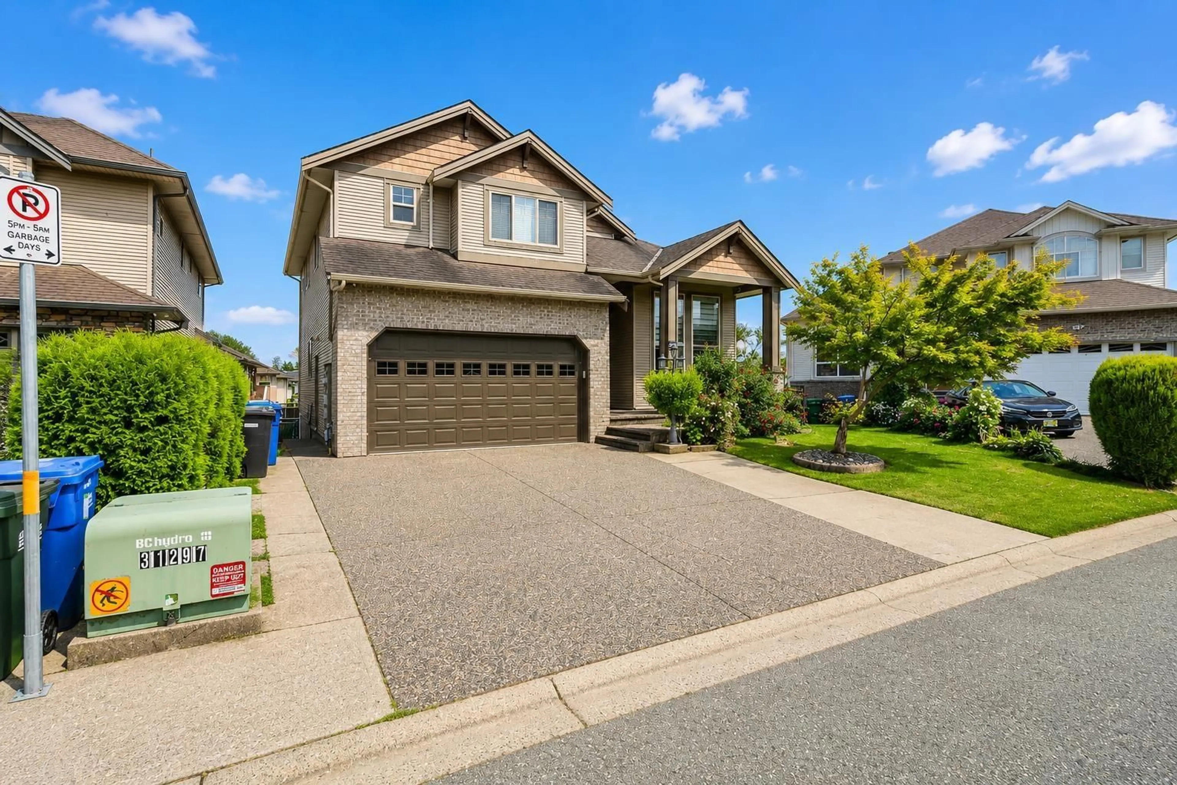 Home with vinyl exterior material, street for 30546 SAPPHIRE PLACE, Abbotsford British Columbia V2T6Y5