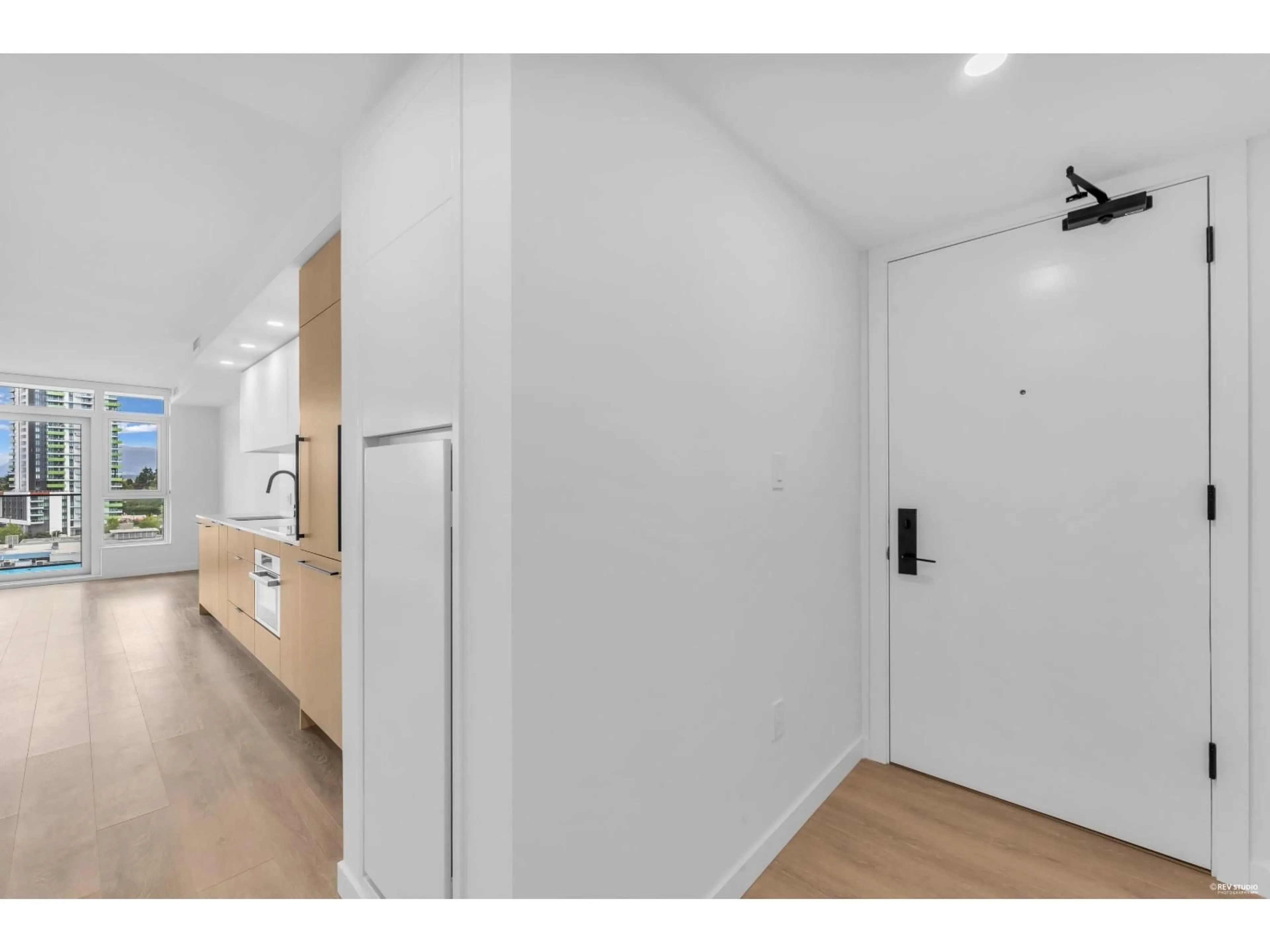 Indoor entryway for 1111 - 13738 CENTRAL AVENUE, Surrey British Columbia V3T0X5
