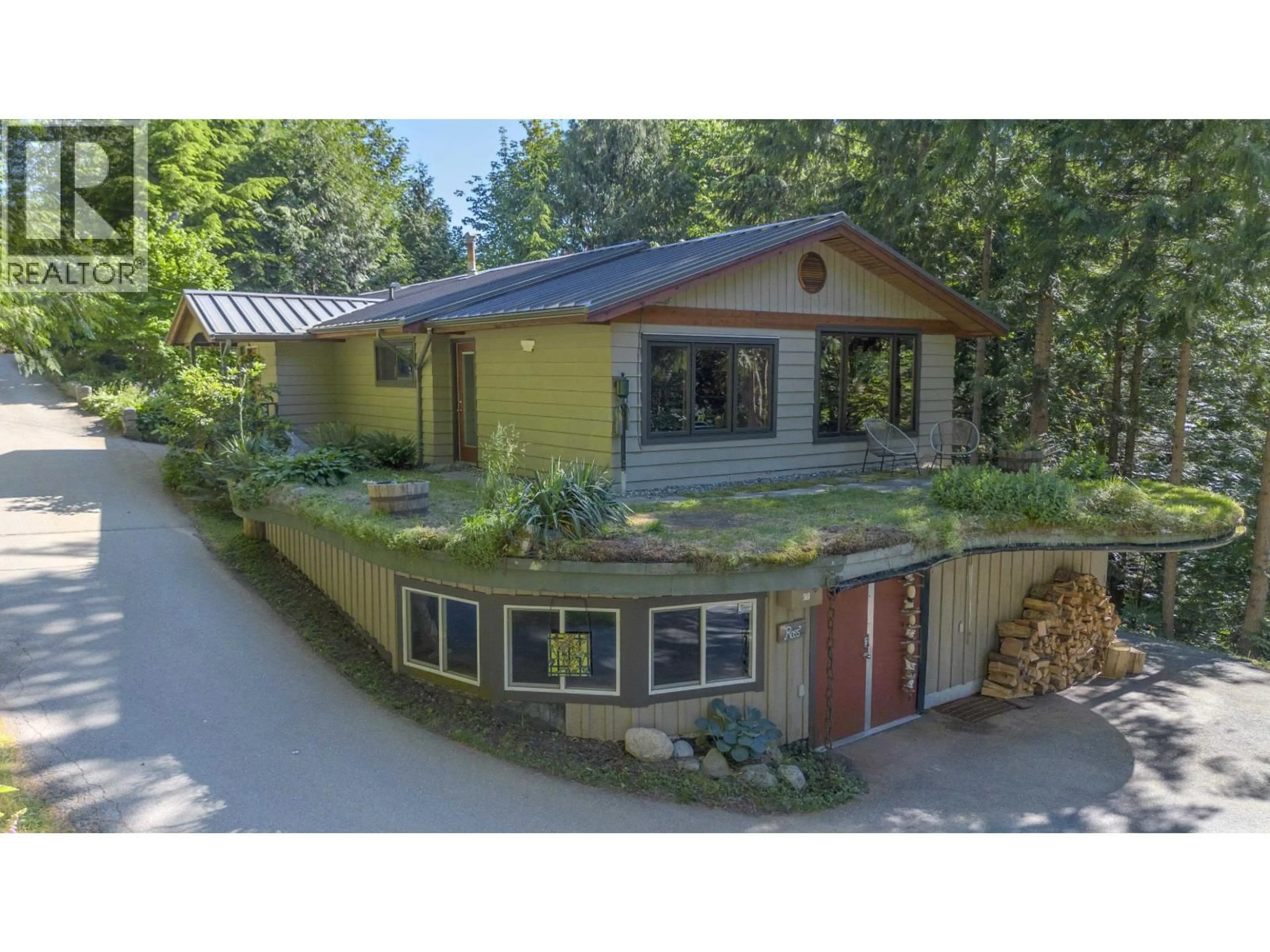 A pic from outside/outdoor area/front of a property/back of a property/a pic from drone, street for 40102 SKYLINE PLACE, Squamish British Columbia V0N1T0