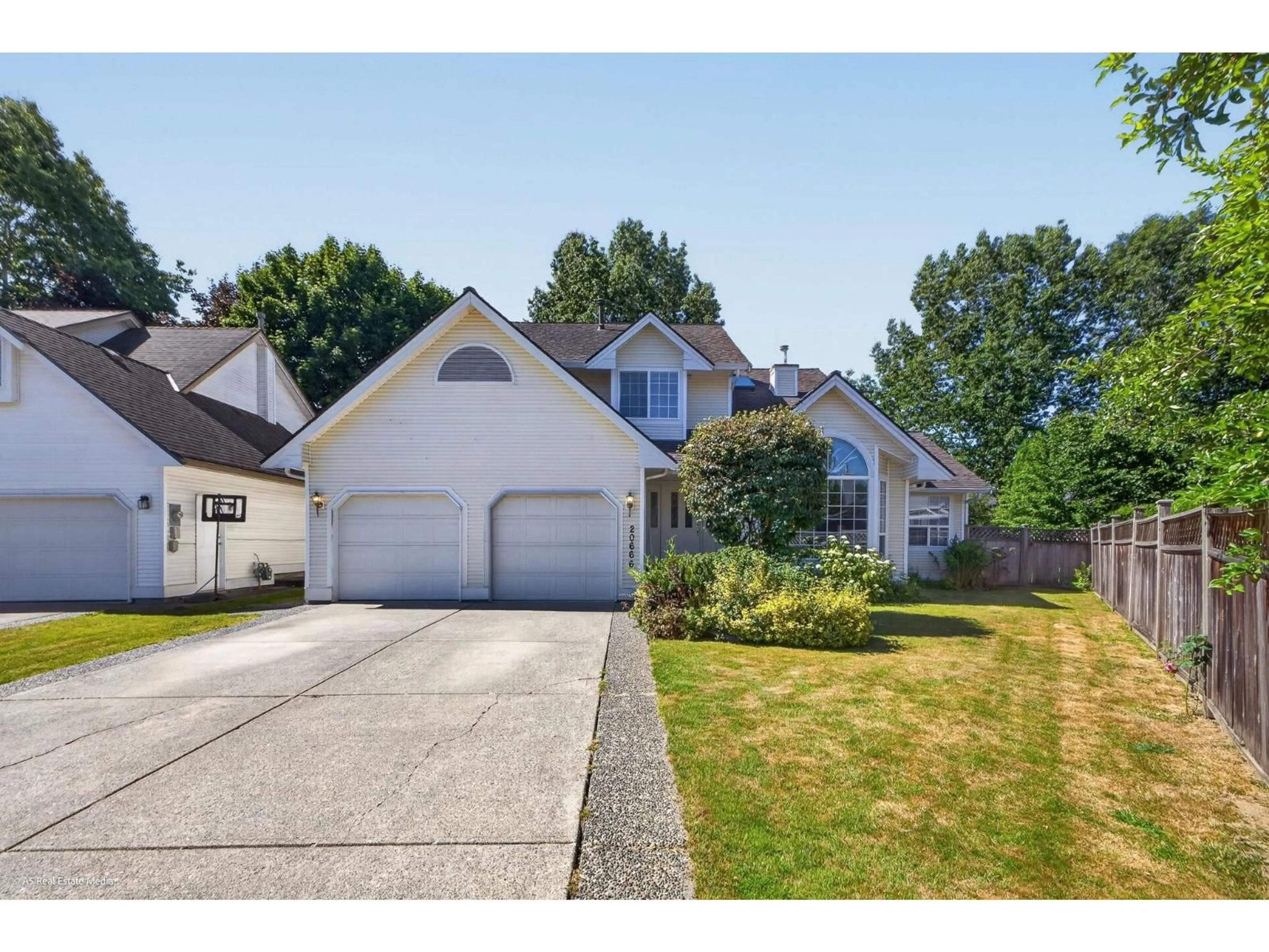 Home with vinyl exterior material, street for 20666 90A AVENUE, Langley British Columbia V1M2N2