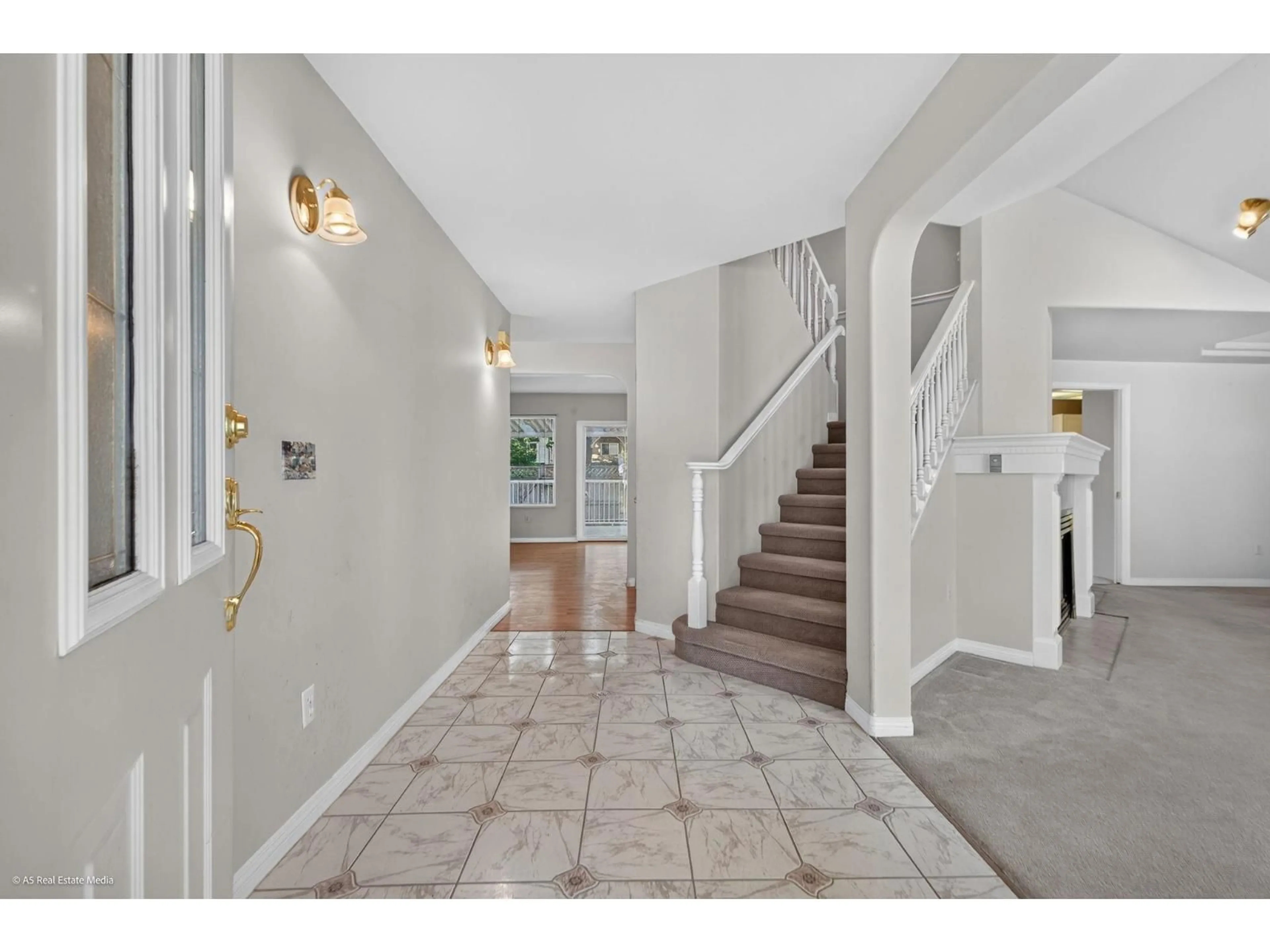 Indoor entryway for 20666 90A AVENUE, Langley British Columbia V1M2N2