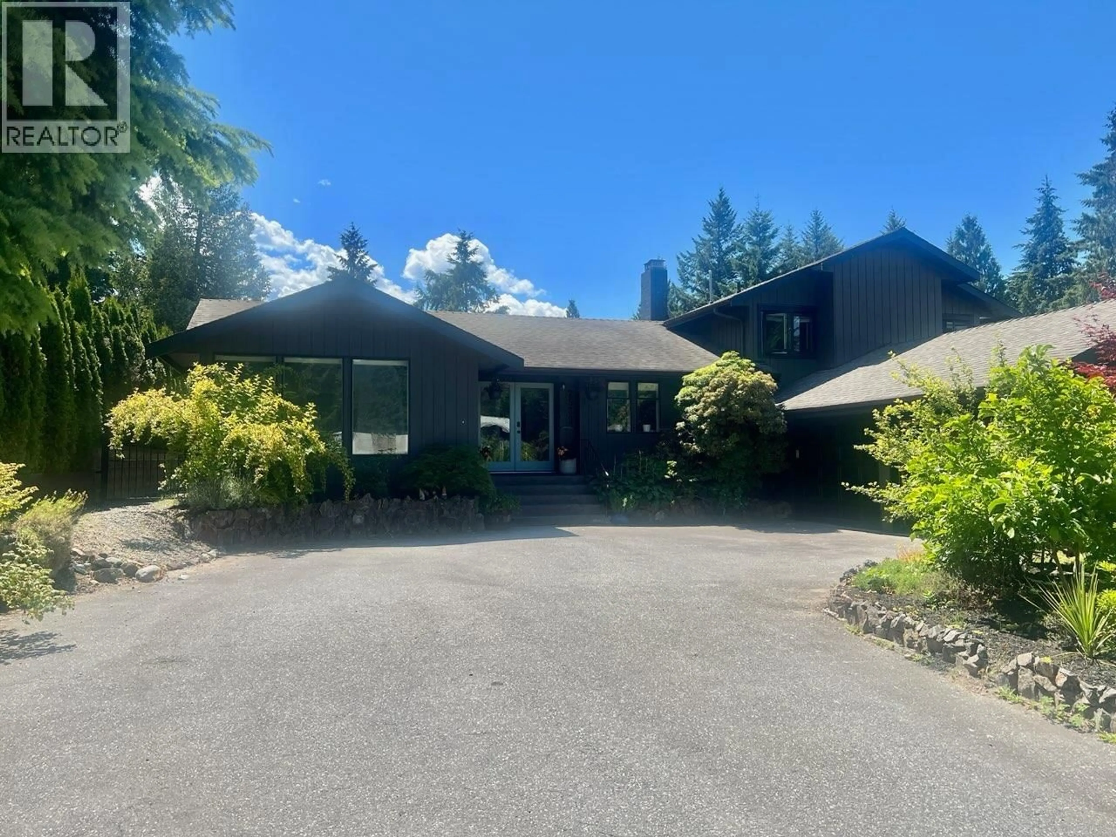 A pic from outside/outdoor area/front of a property/back of a property/a pic from drone, street for 2539 JURA CRESCENT, Squamish British Columbia V0N1T0