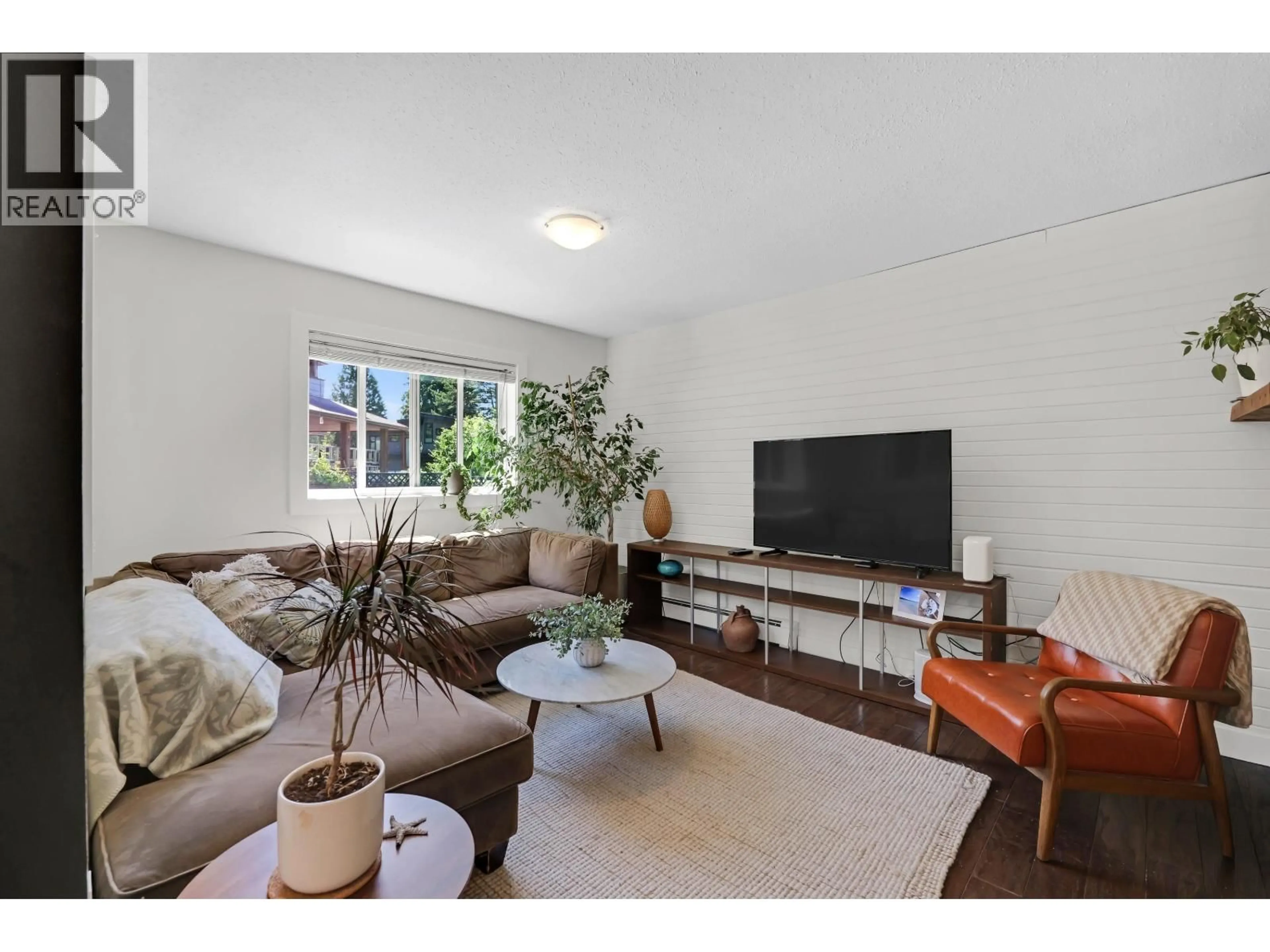 Living room with furniture, unknown for 2539 JURA CRESCENT, Squamish British Columbia V0N1T0