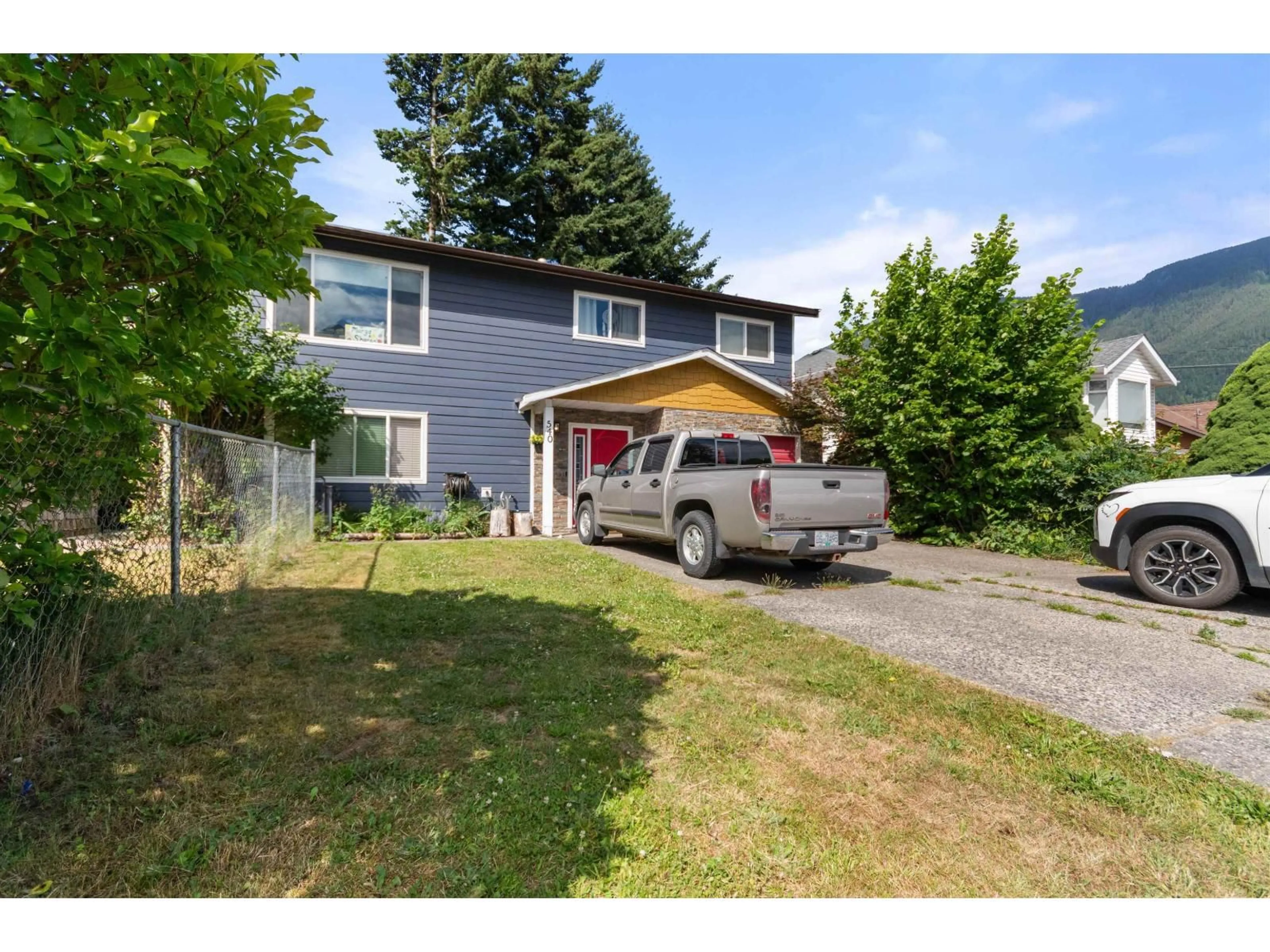 A pic from outside/outdoor area/front of a property/back of a property/a pic from drone, street for 540 5TH AVENUE, Hope British Columbia V0X1L0