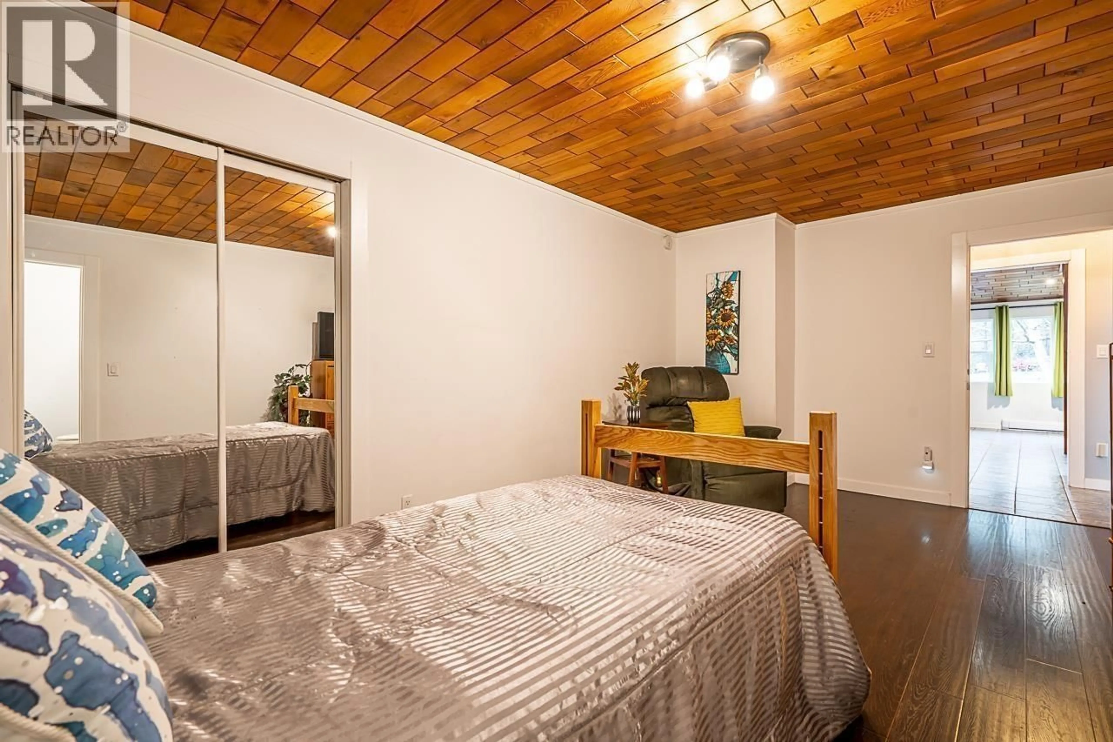 Bedroom with bed, wood/laminate floor for 25745 LOUGHEED HIGHWAY, Maple Ridge British Columbia V2W1M3