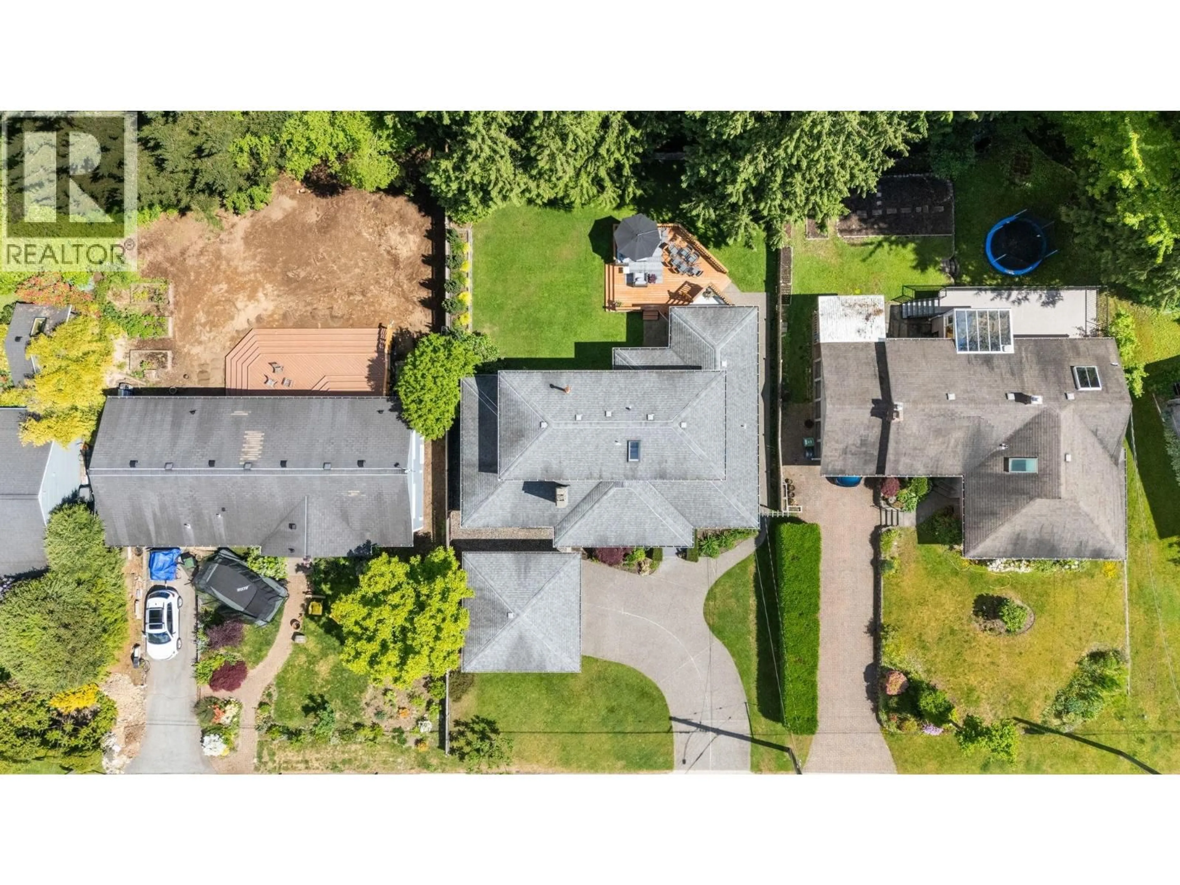 A pic from outside/outdoor area/front of a property/back of a property/a pic from drone, street for 4368 ARUNDEL ROAD, North Vancouver British Columbia V7R3T2