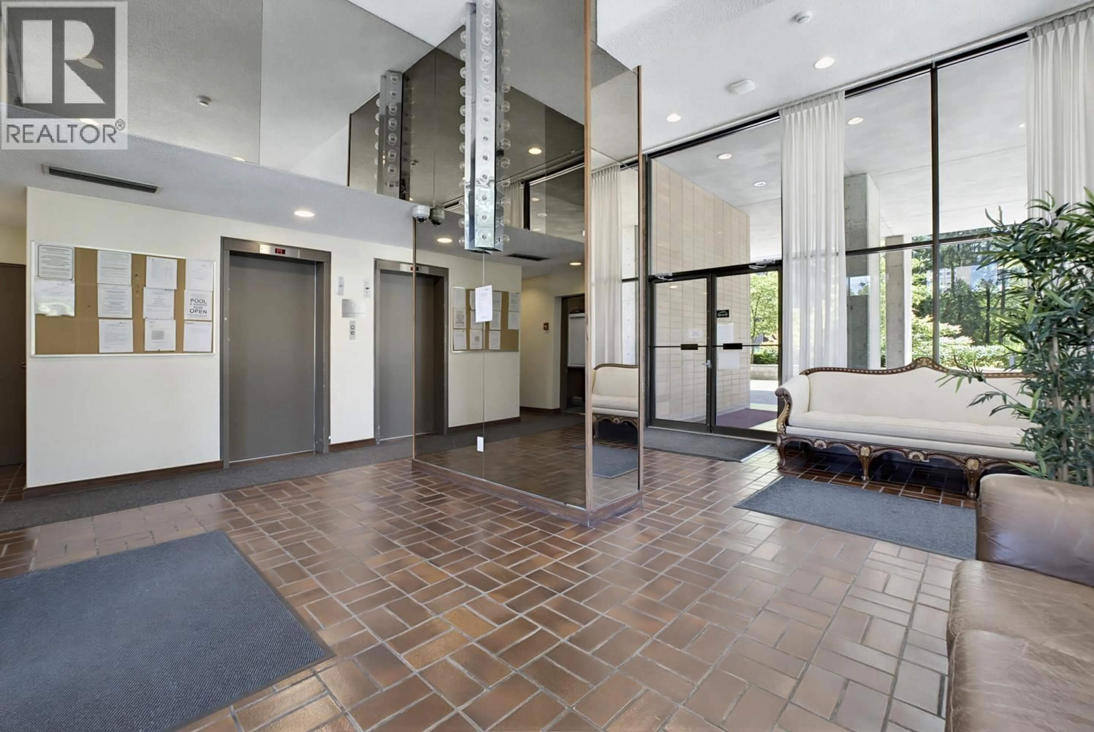 Indoor foyer for 1602 - 3755 BARTLETT COURT, Burnaby British Columbia V3J7G7