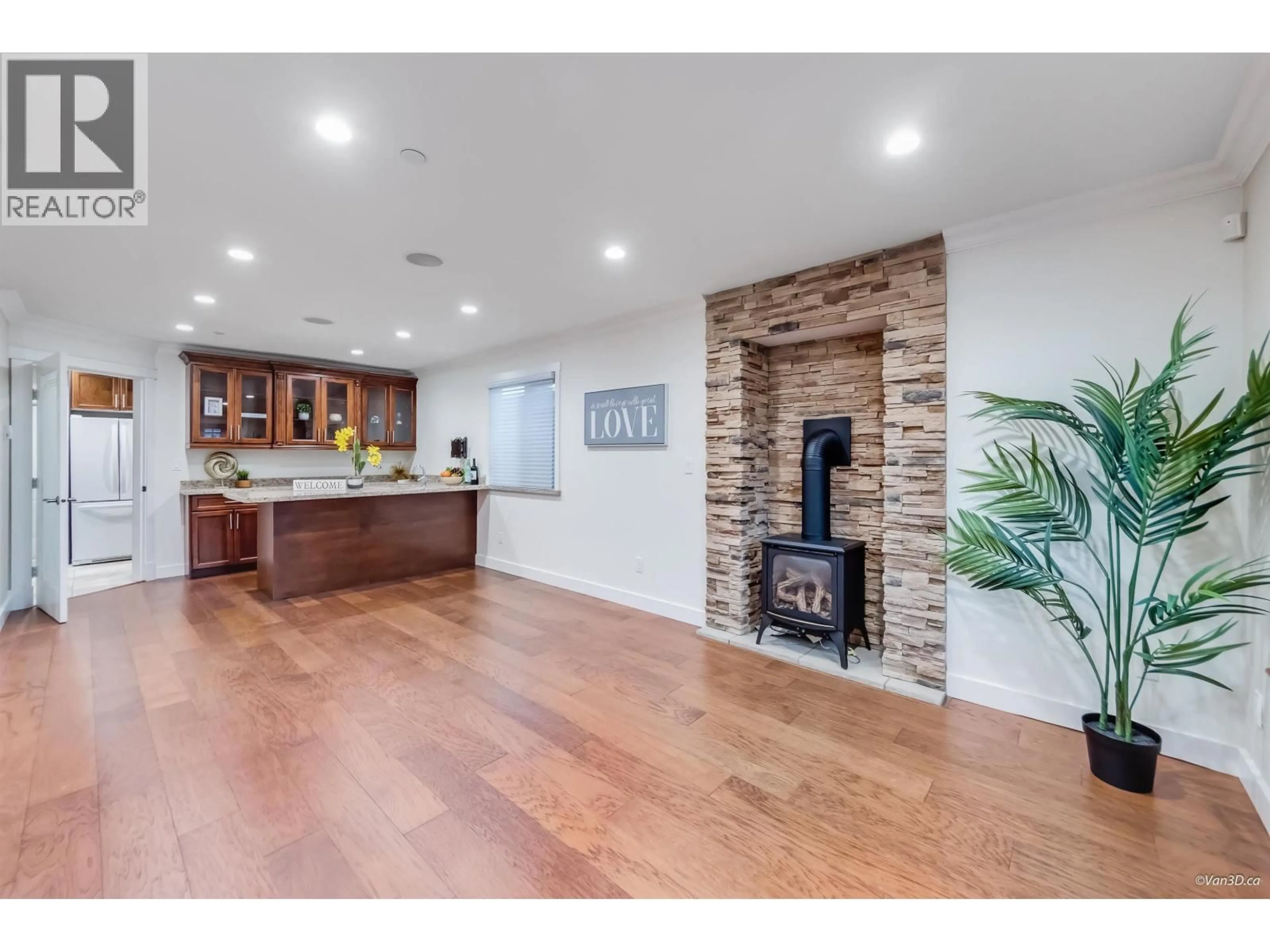 Open concept kitchen, wood/laminate floor for 6167 COMMERCIAL STREET, Vancouver British Columbia V5P3P2