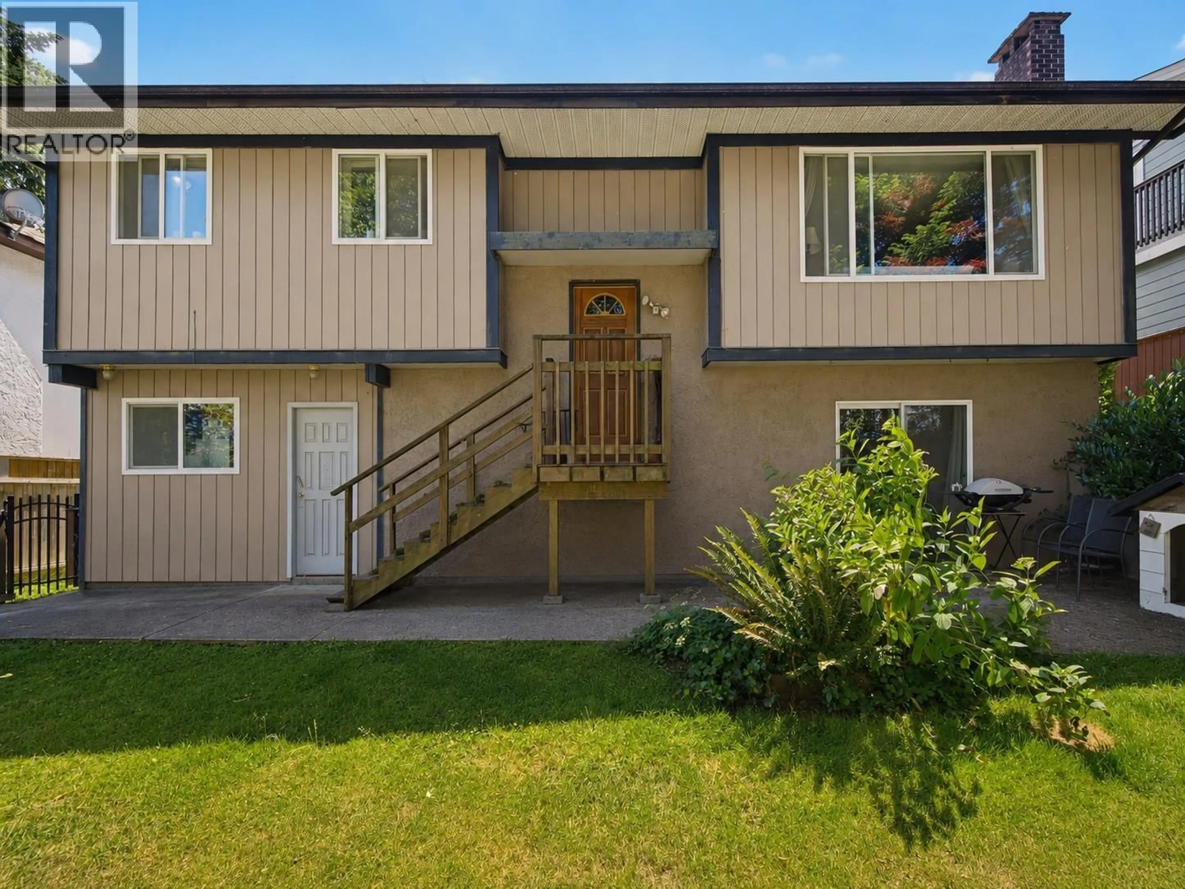 Home with vinyl exterior material, unknown for 3204 MARINER WAY, Coquitlam British Columbia V3C4K7
