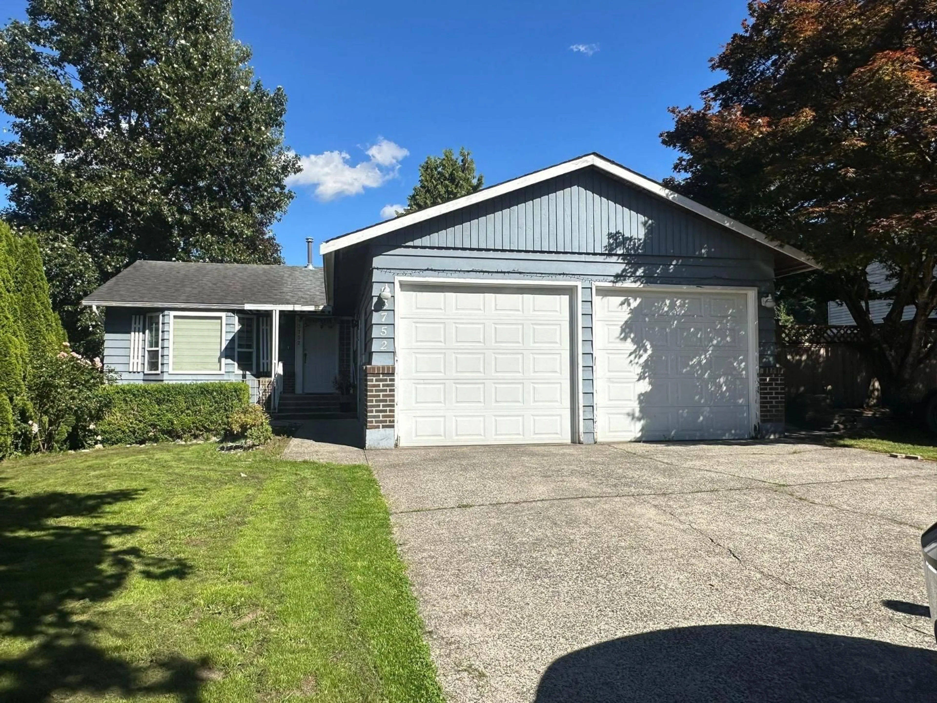 Home with vinyl exterior material, street for 3752 HARWOOD CR CRESCENT, Abbotsford British Columbia V2S7A6