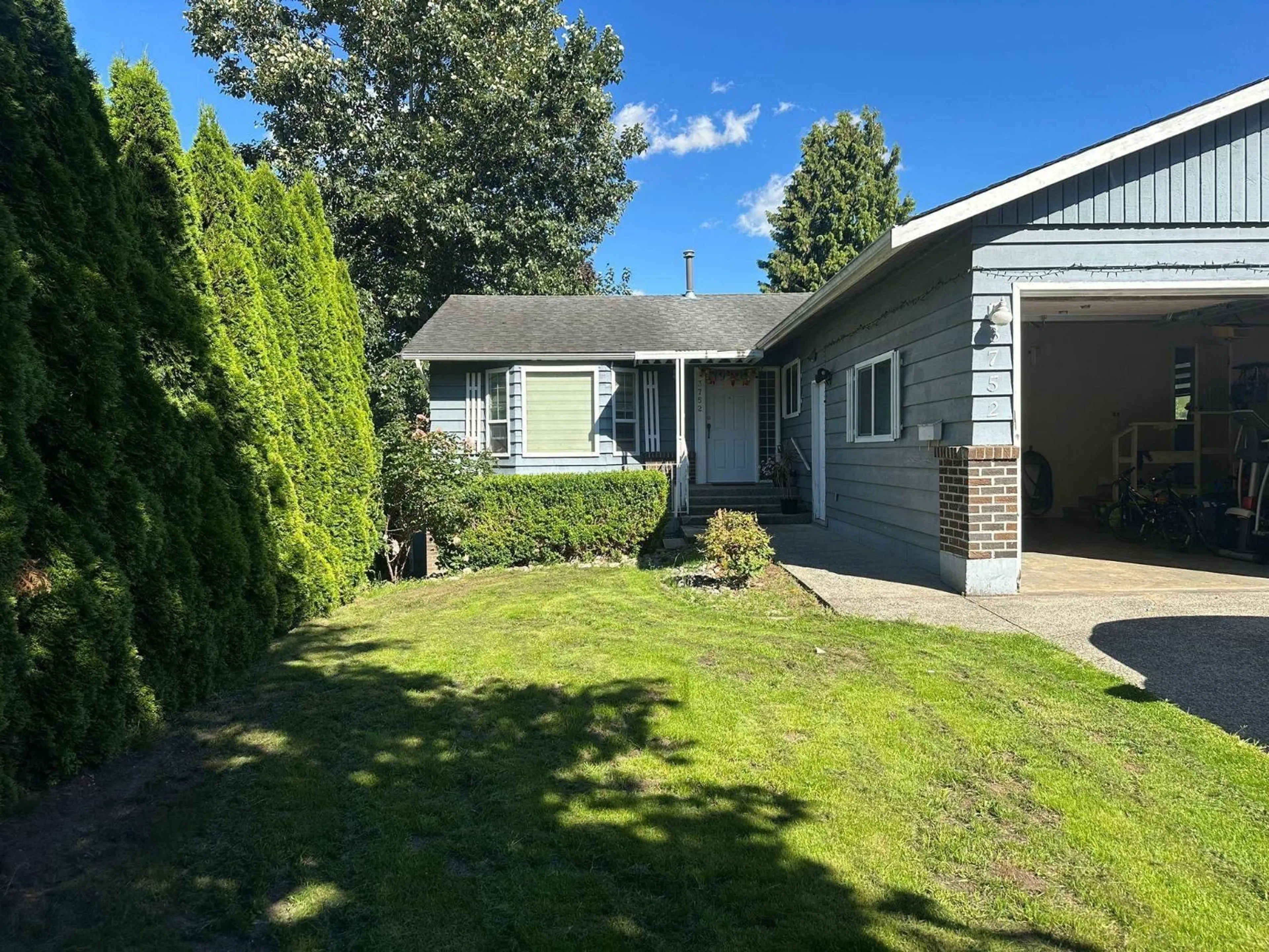 Home with vinyl exterior material, street for 3752 HARWOOD CR CRESCENT, Abbotsford British Columbia V2S7A6