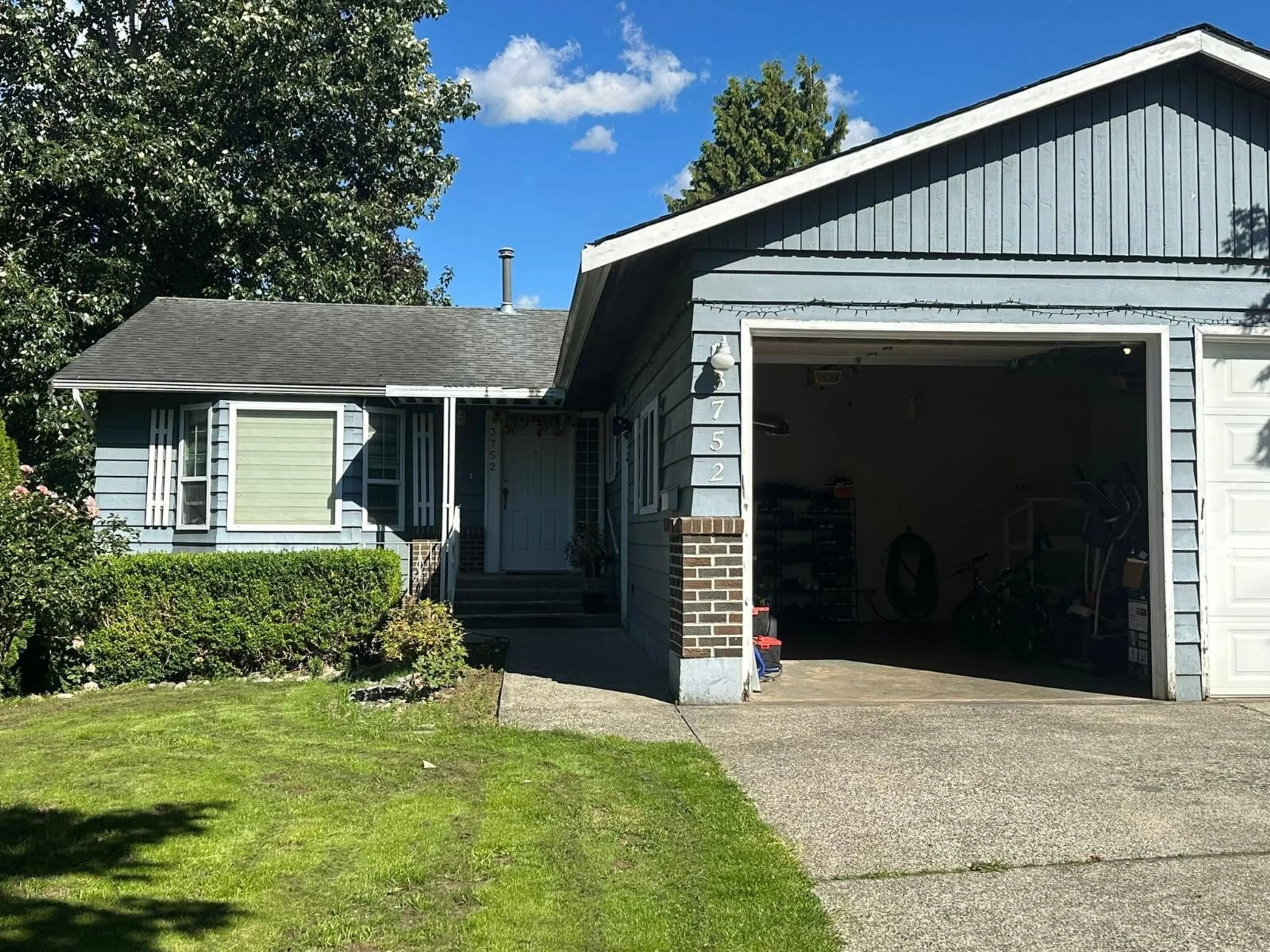 Home with vinyl exterior material, street for 3752 HARWOOD CR CRESCENT, Abbotsford British Columbia V2S7A6