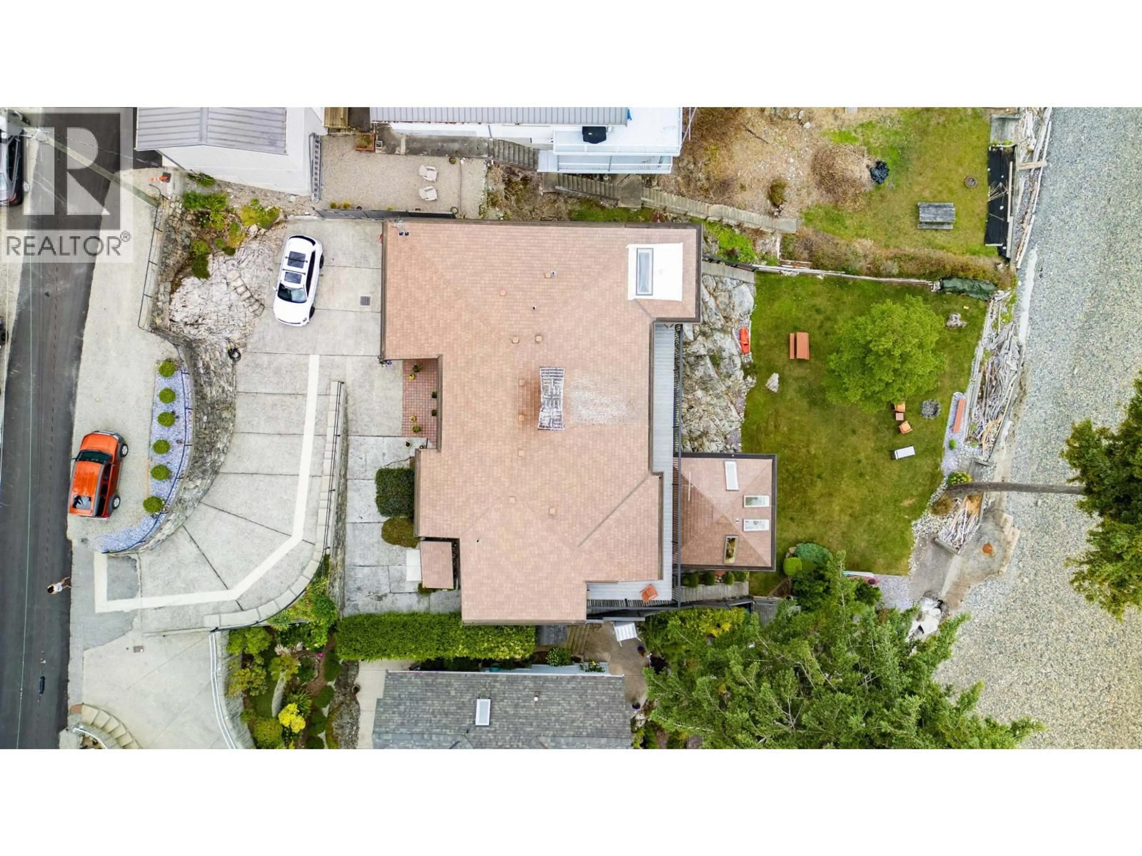 A pic from outside/outdoor area/front of a property/back of a property/a pic from drone, street for 354 AVALON DRIVE, Gibsons British Columbia V0N1V8