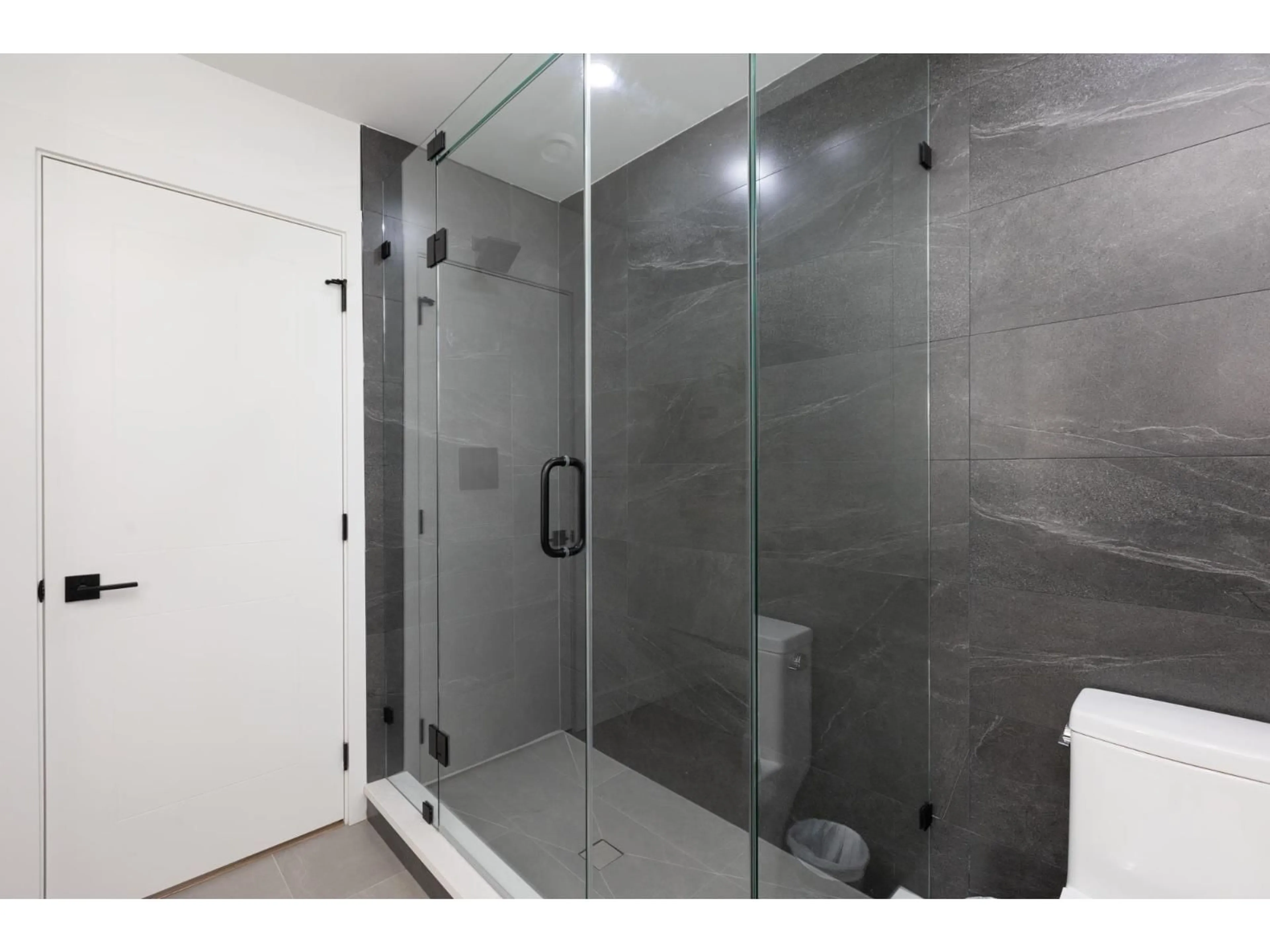 Standard bathroom, unknown for 1830 126 STREET, Surrey British Columbia V4A3P5
