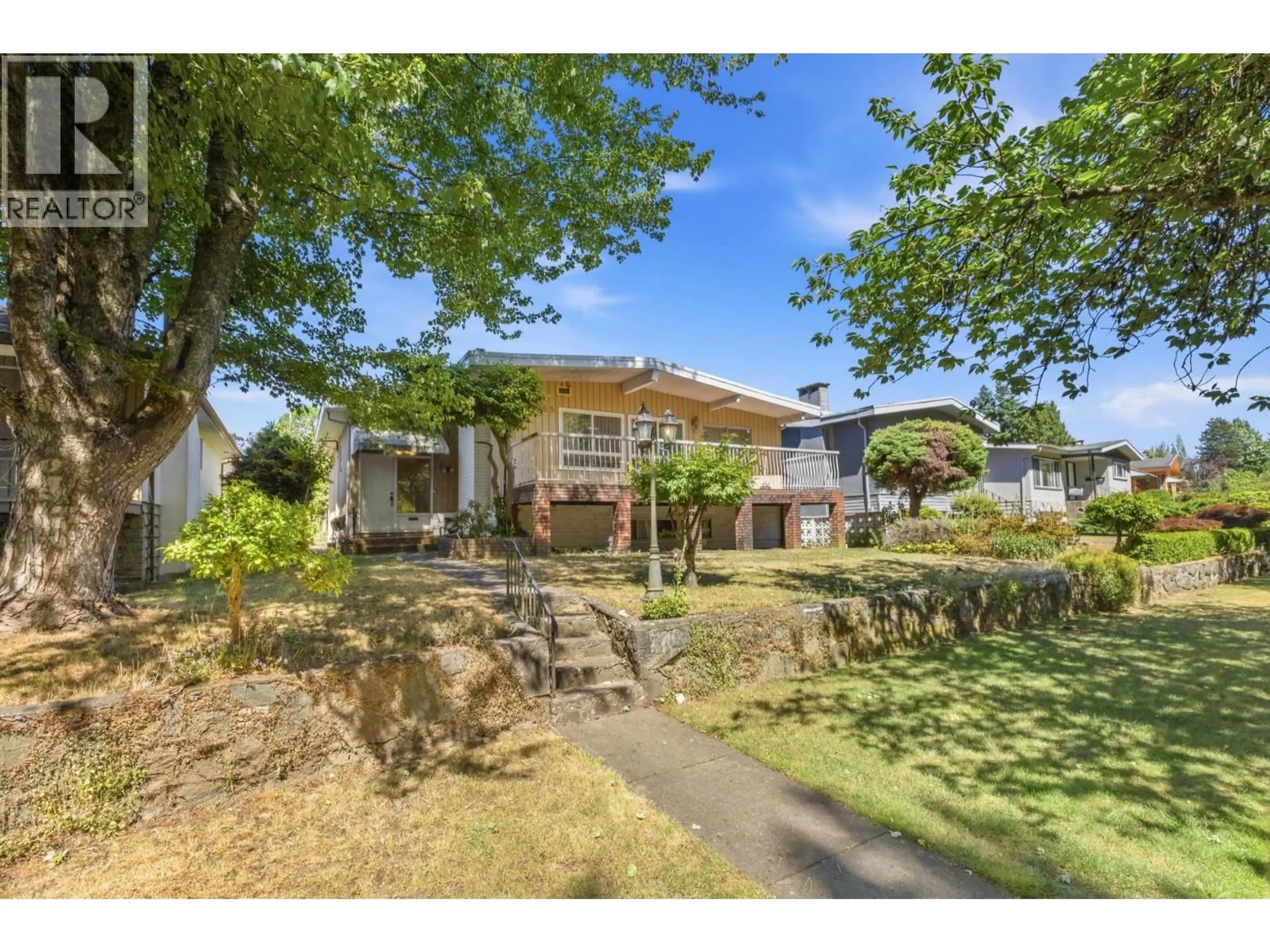 A pic from outside/outdoor area/front of a property/back of a property/a pic from drone, street for 3055 ROSEMONT DRIVE, Vancouver British Columbia V5S2C8