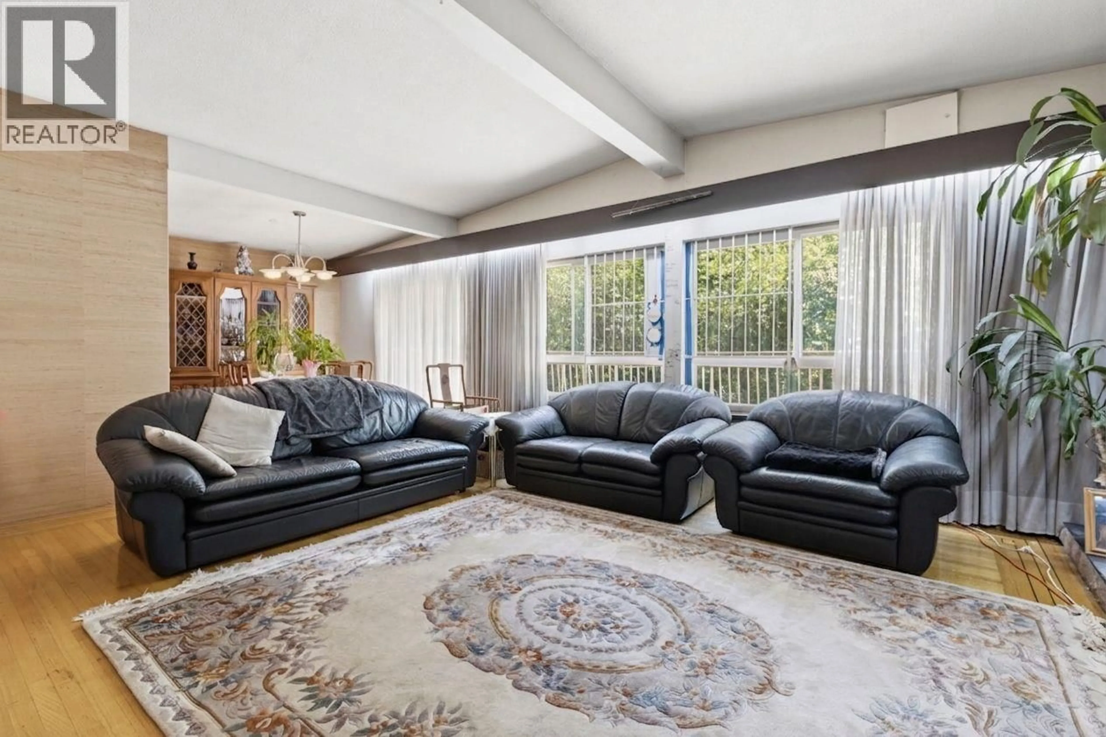Living room with furniture, carpet floor for 3055 ROSEMONT DRIVE, Vancouver British Columbia V5S2C8