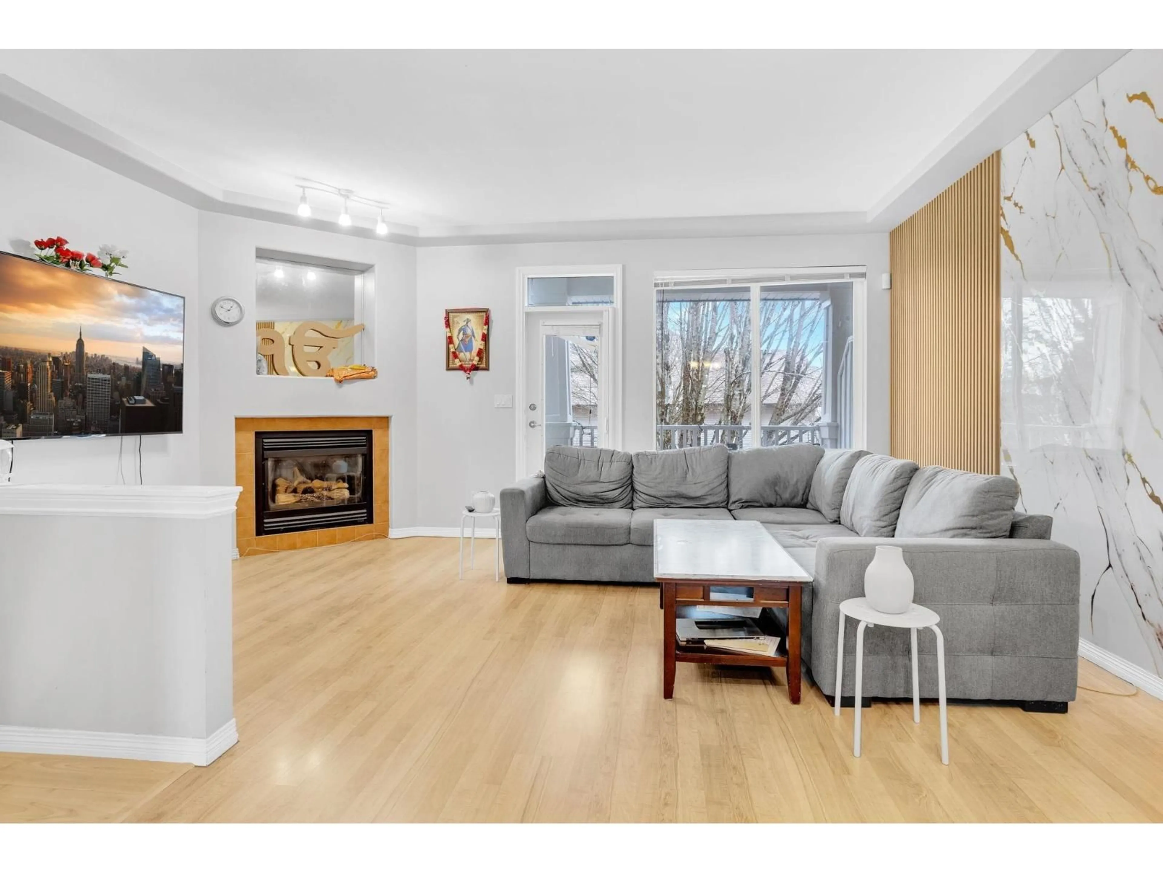 Living room with furniture, wood/laminate floor for 25 - 7250 144 STREET, Surrey British Columbia V3W1L7
