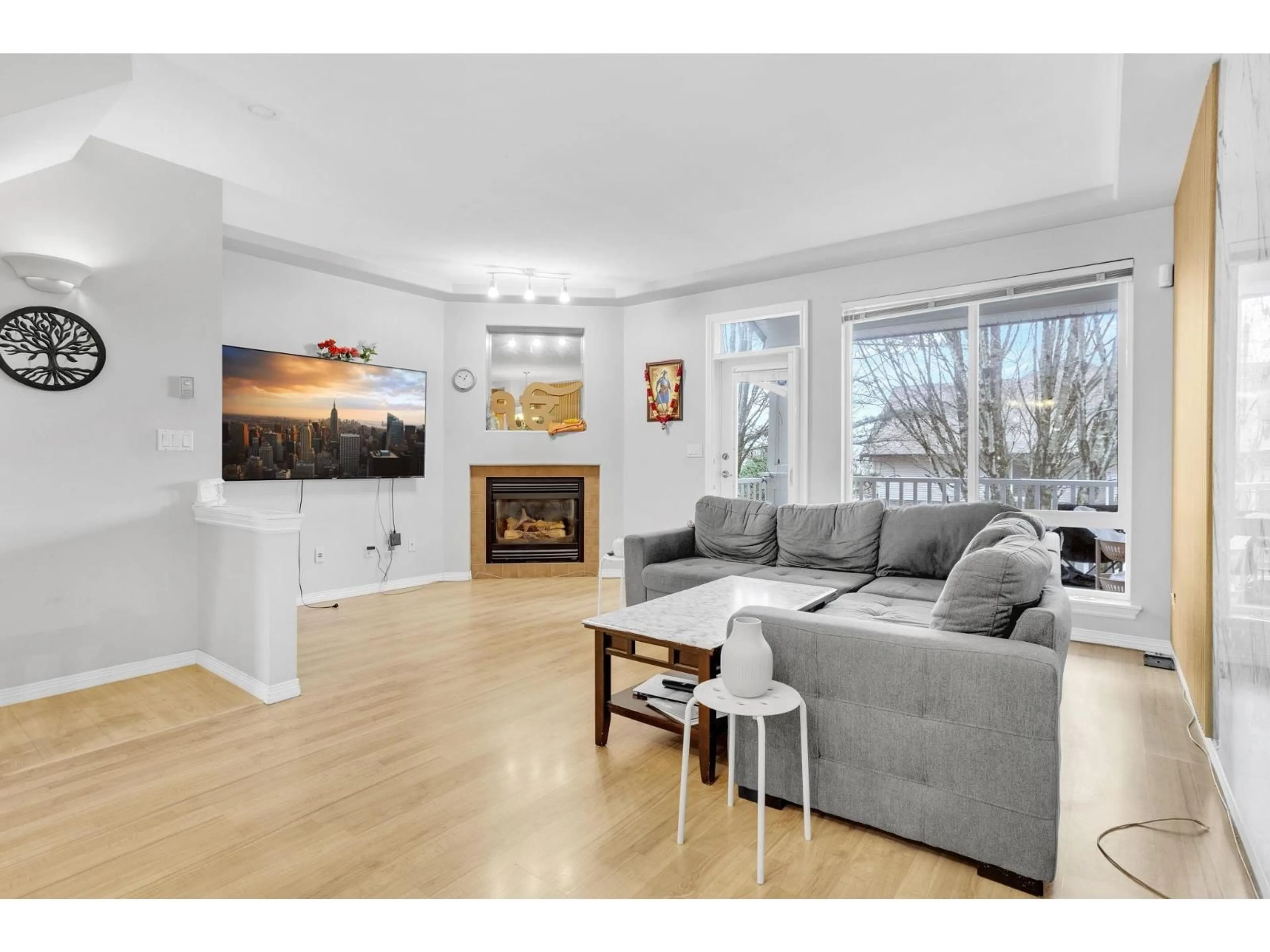 Living room with furniture, wood/laminate floor for 25 - 7250 144 STREET, Surrey British Columbia V3W1L7