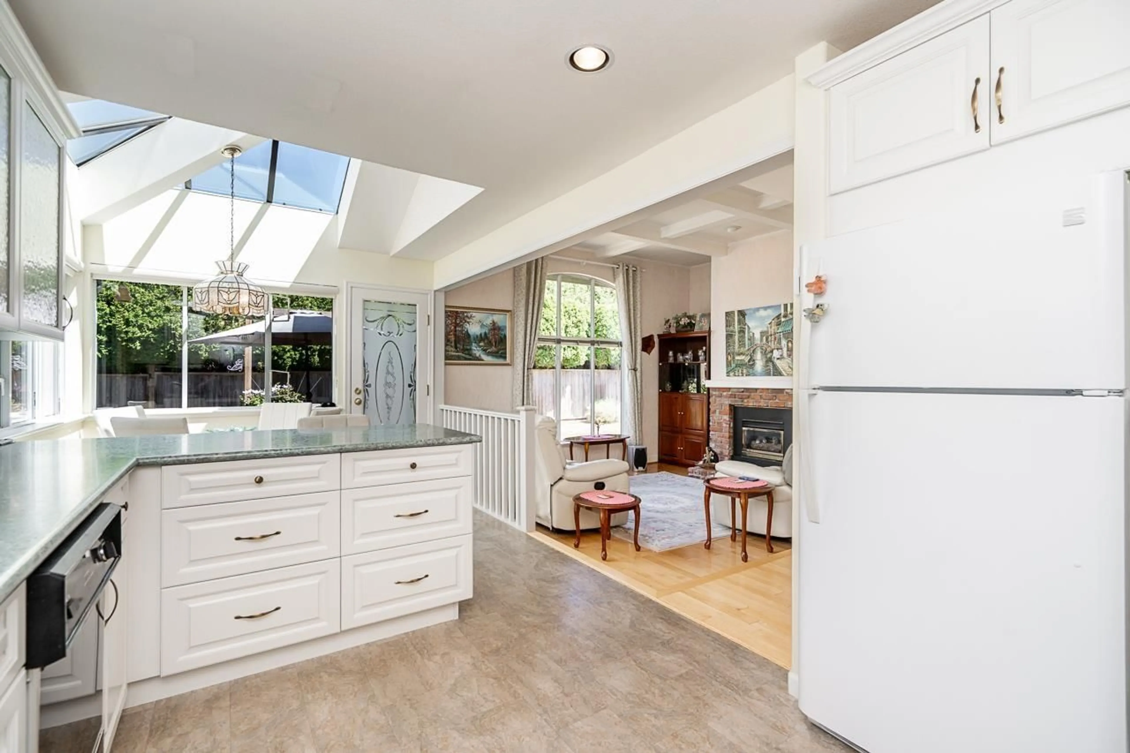 Open concept kitchen, ceramic/tile floor for 2112 124 STREET, Surrey British Columbia V4A3M5