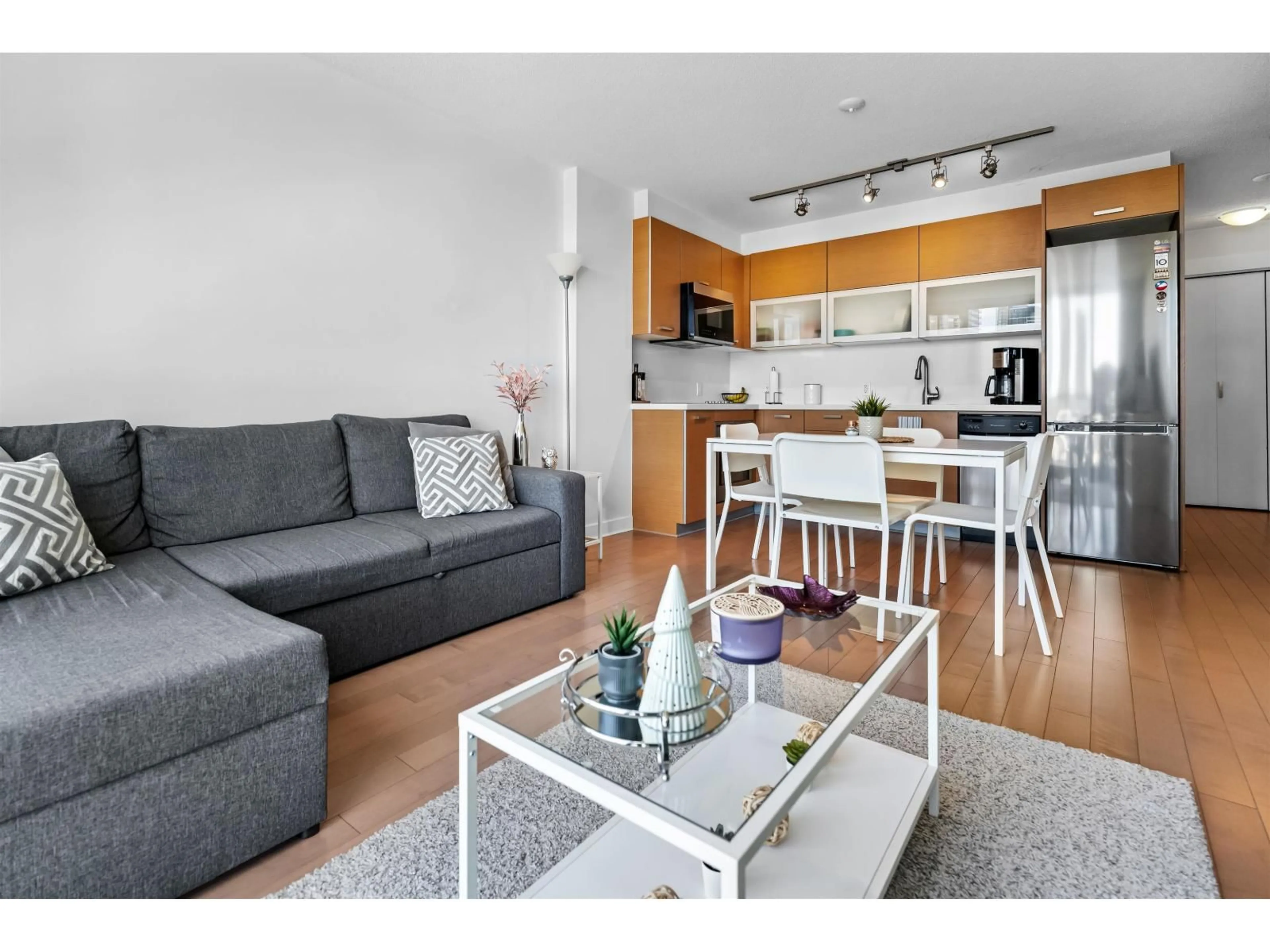 Living room with furniture, wood/laminate floor for 1302 - 10777 UNIVERSITY DRIVE, Surrey British Columbia V3T0E6