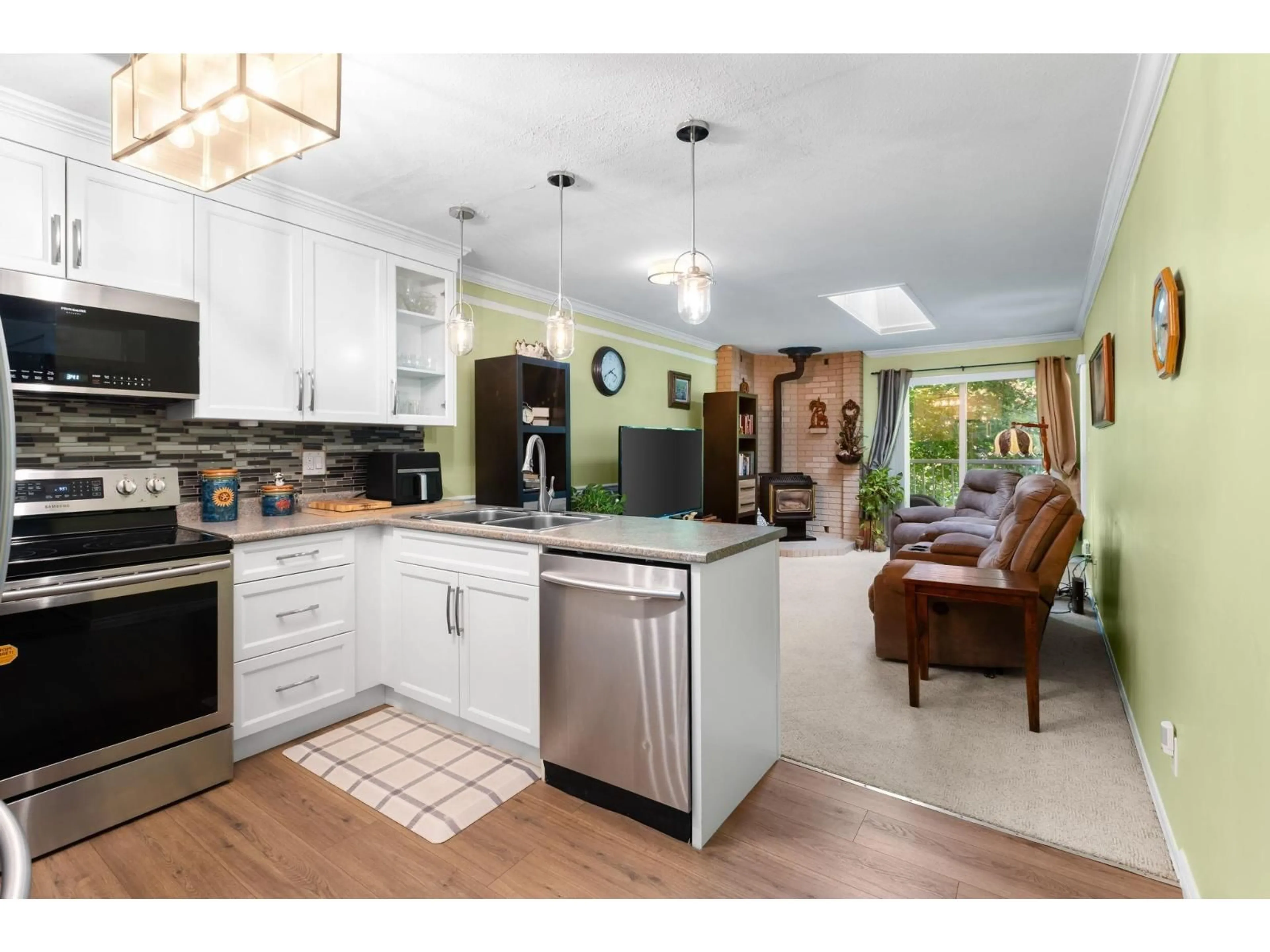 Open concept kitchen, ceramic/tile floor for 23 - 33020 MACLURE ROAD, Abbotsford British Columbia V2S7J6