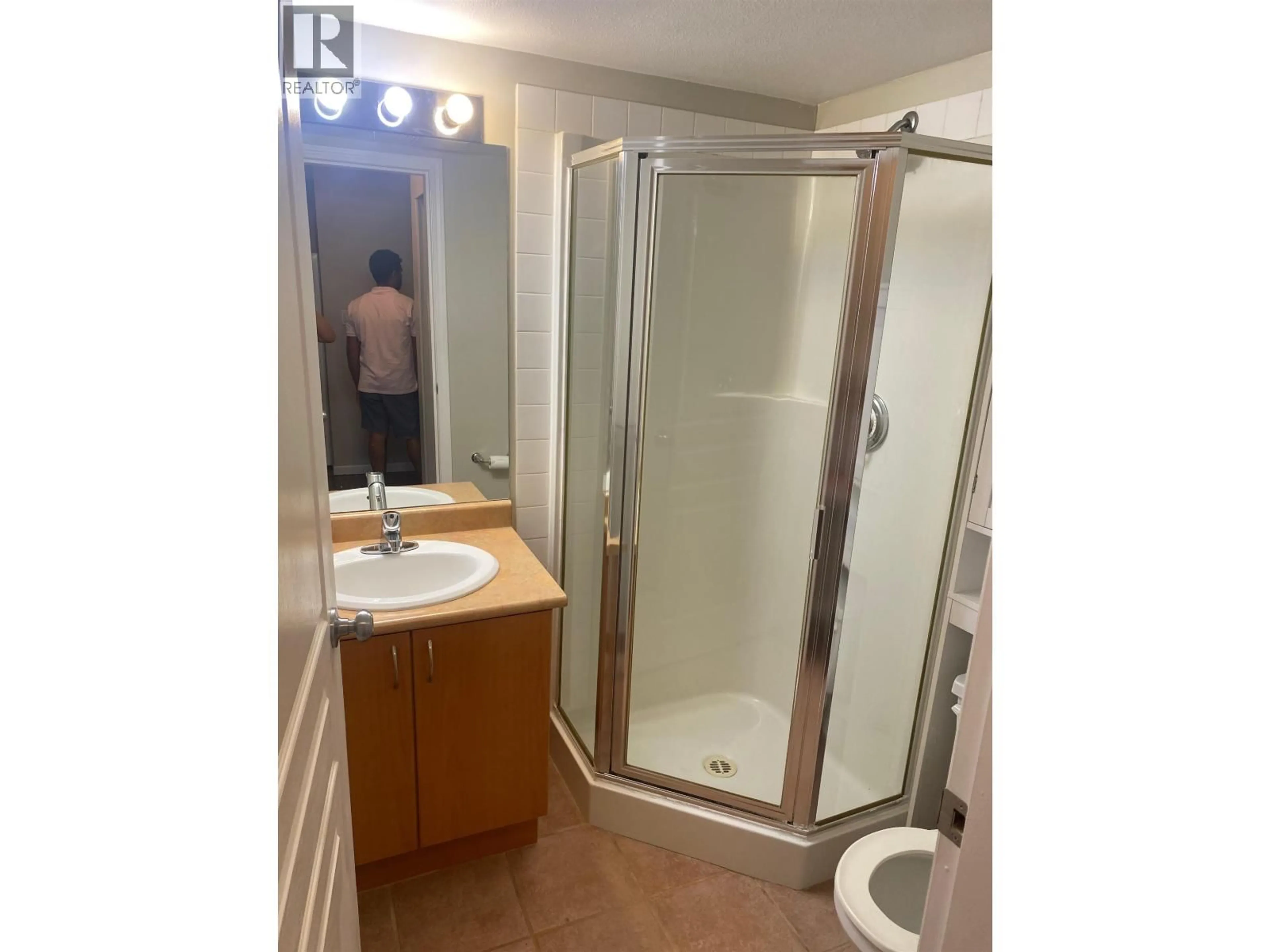 Standard bathroom, unknown for 210 - 6991 VICTORIA DRIVE, Vancouver British Columbia V5P3Y7
